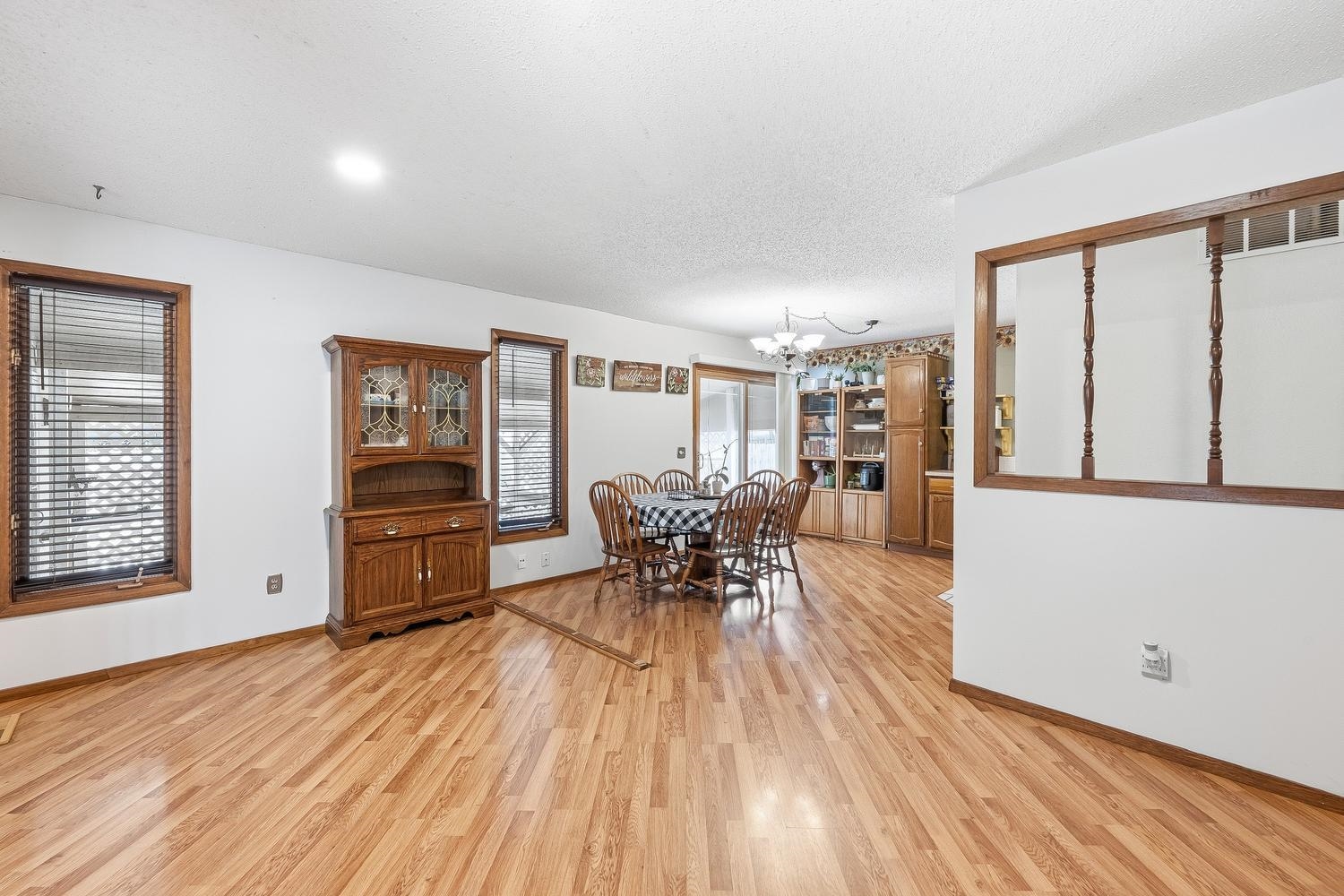 6760 N Tarrytown St Property Photo 4