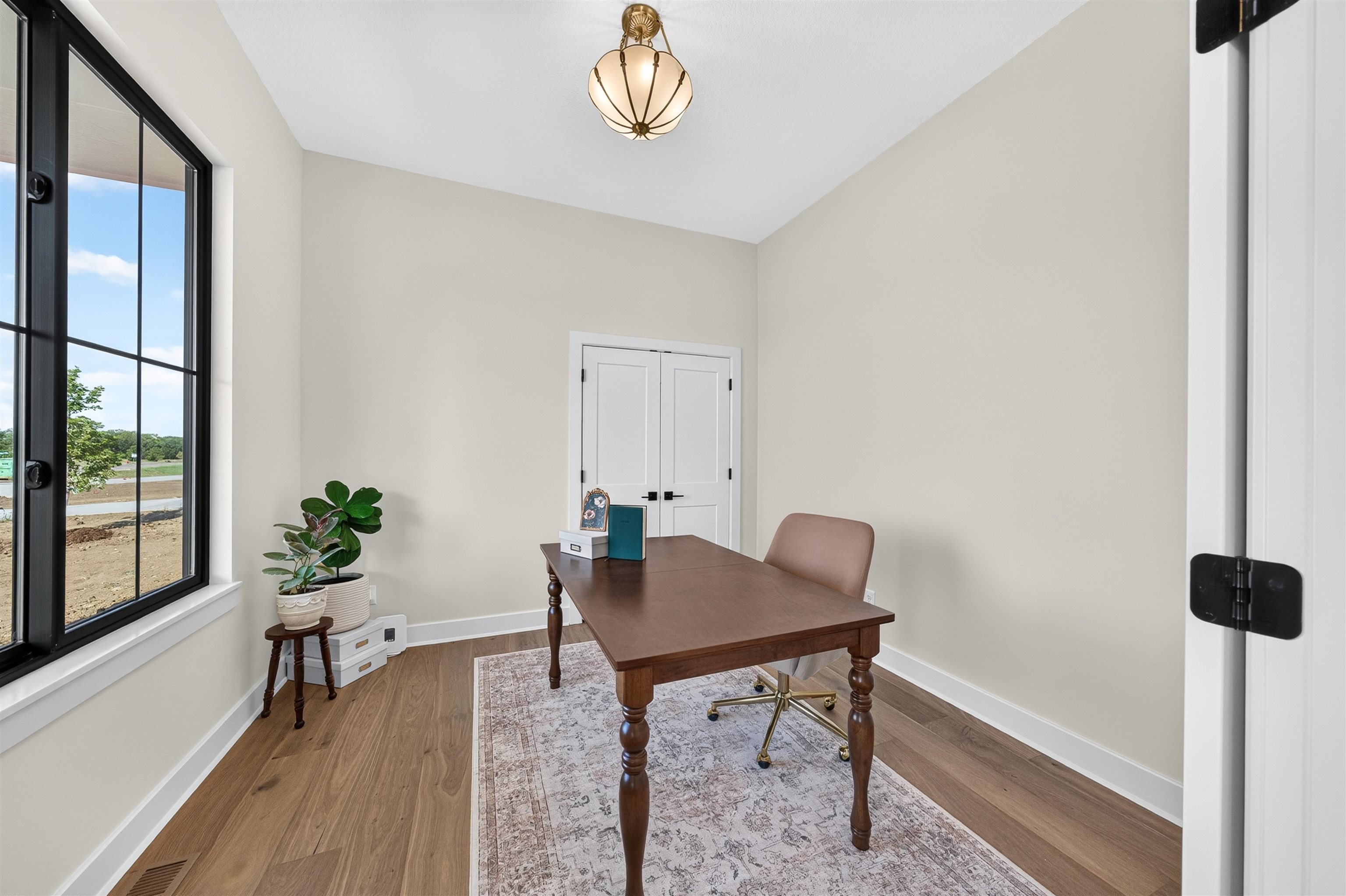 2818 E Kay St Property Photo 4