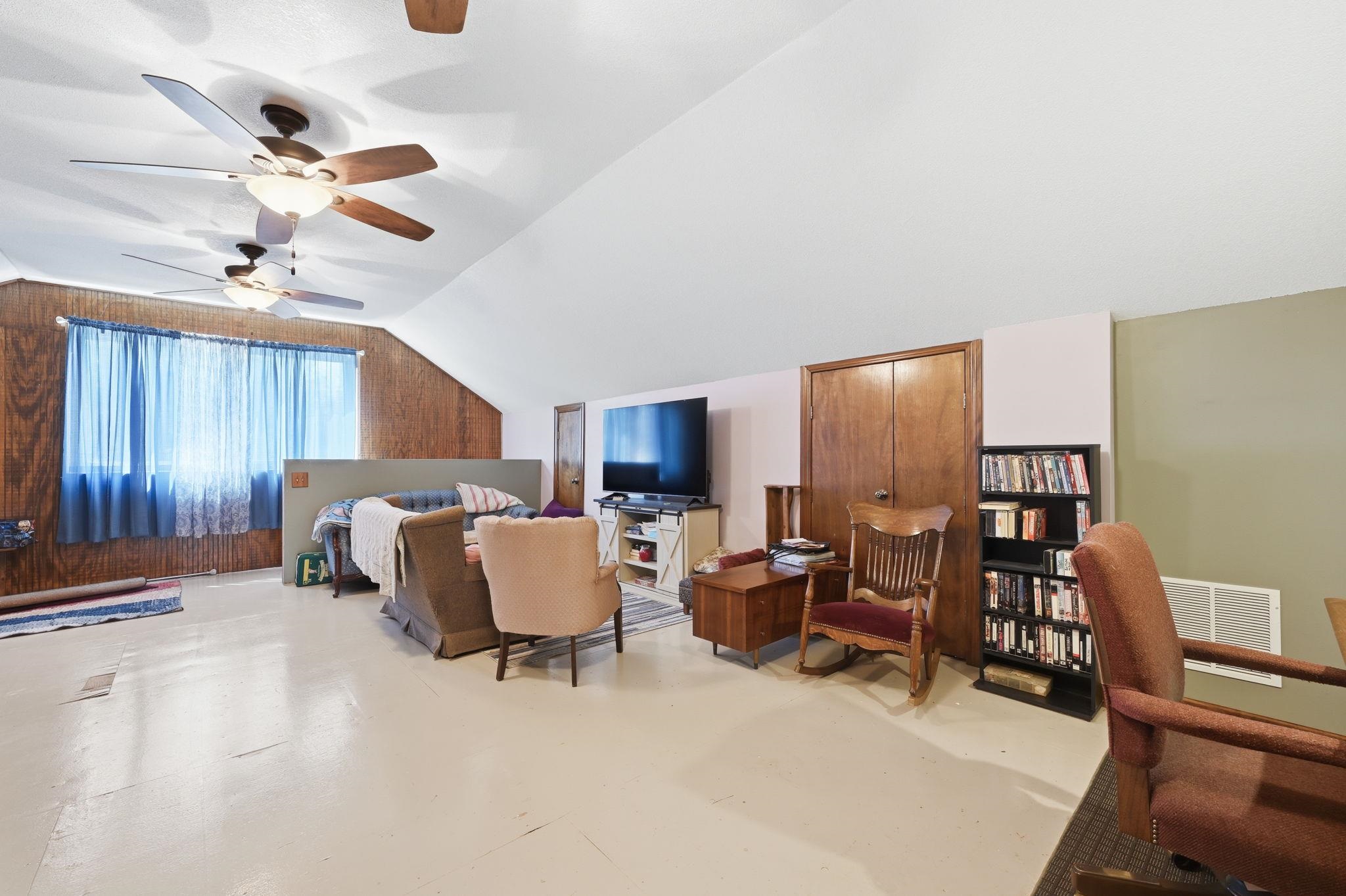 211 N Plum Property Photo 14