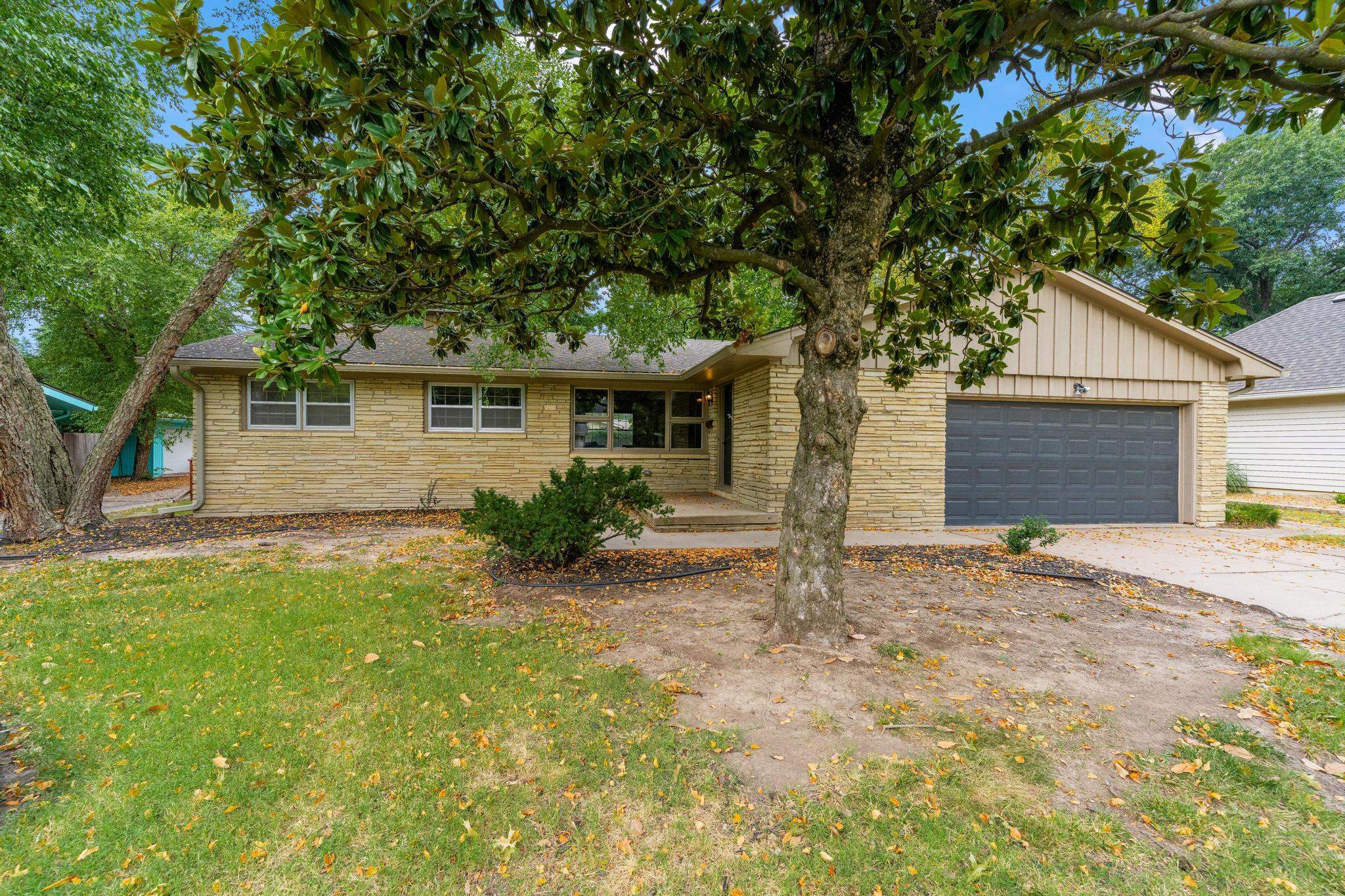 1049 N Armour St Property Photo 1