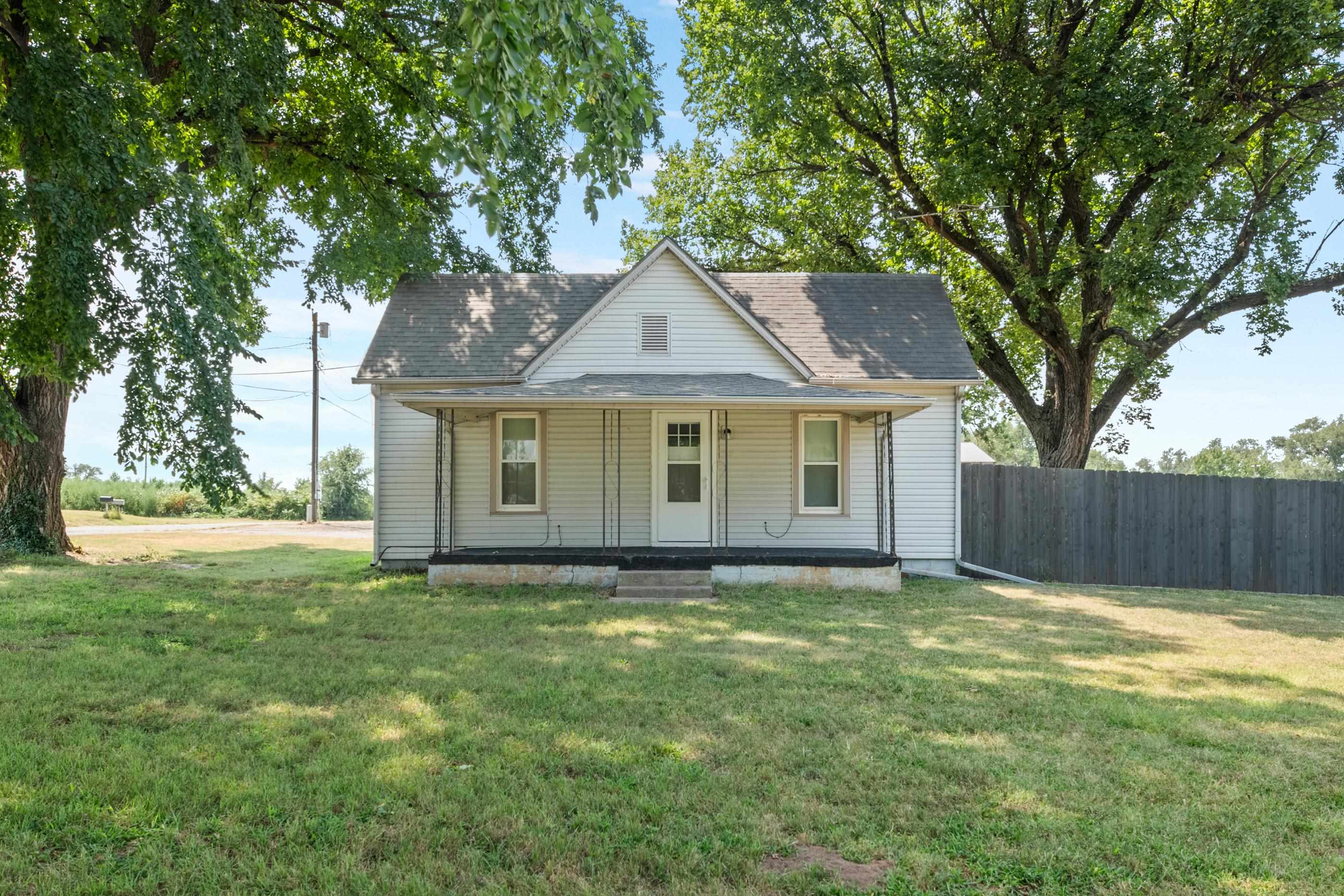 627 S Raff St Property Photo 1