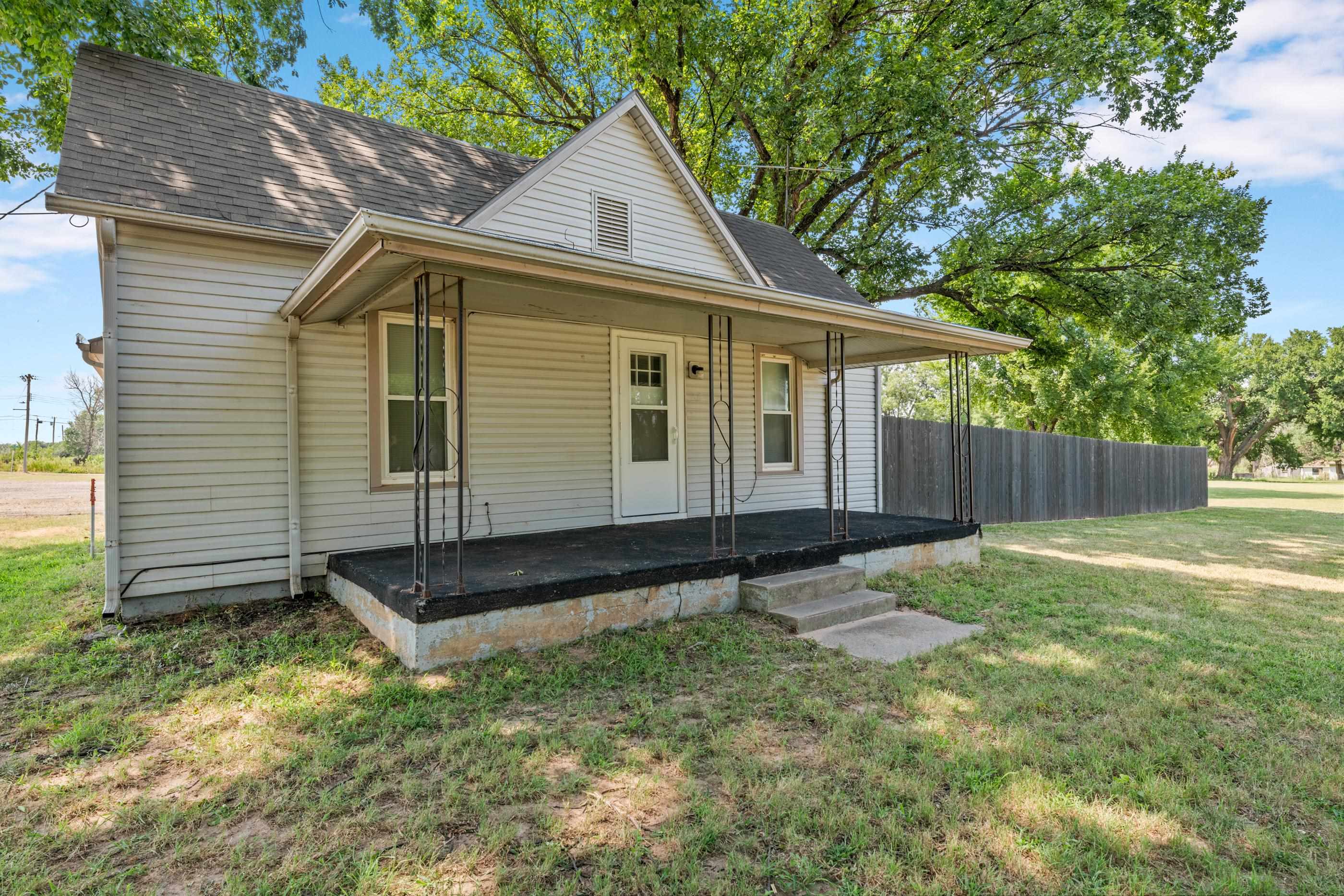 627 S Raff St Property Photo 3