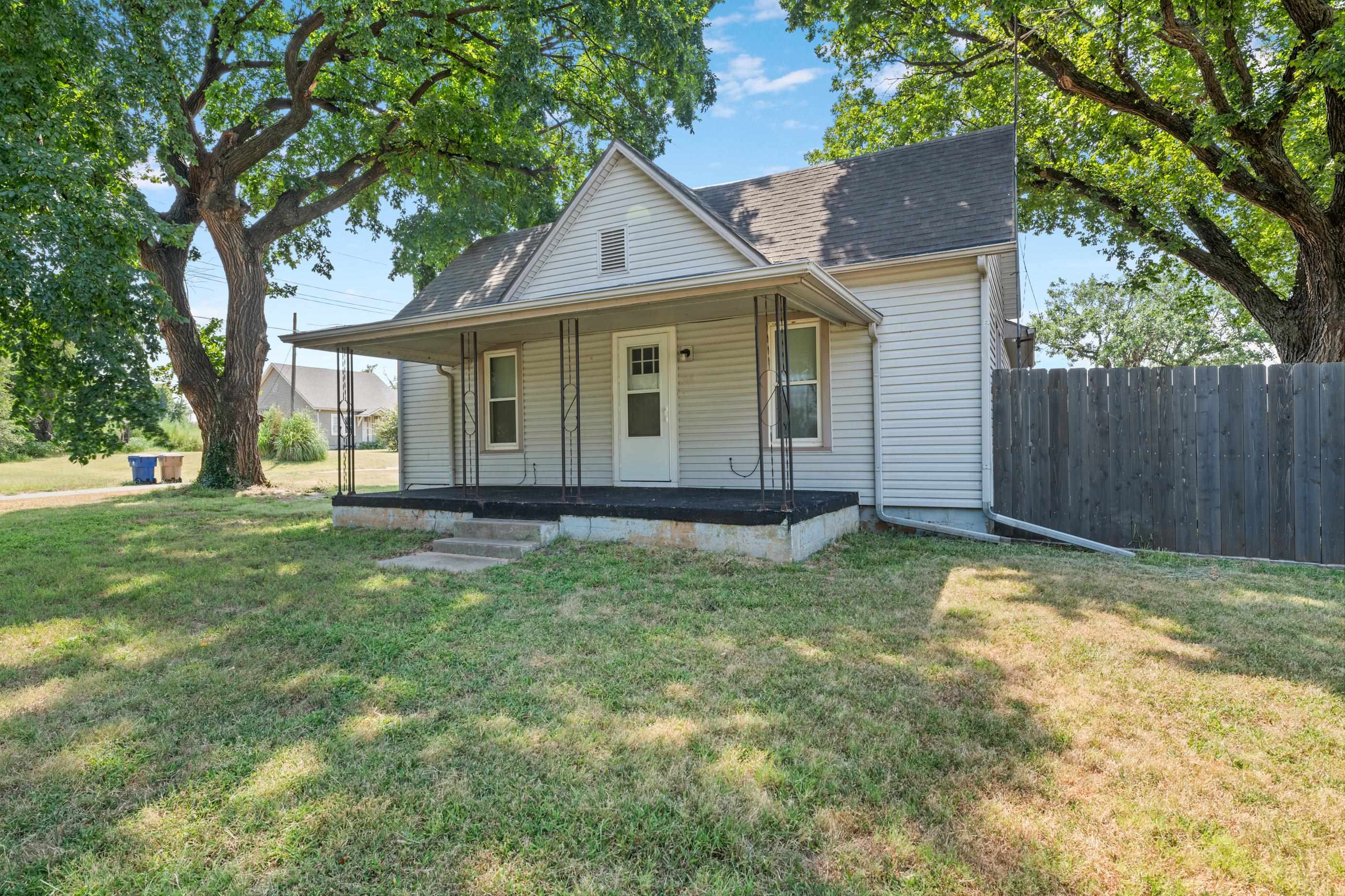 627 S Raff St Property Photo 4