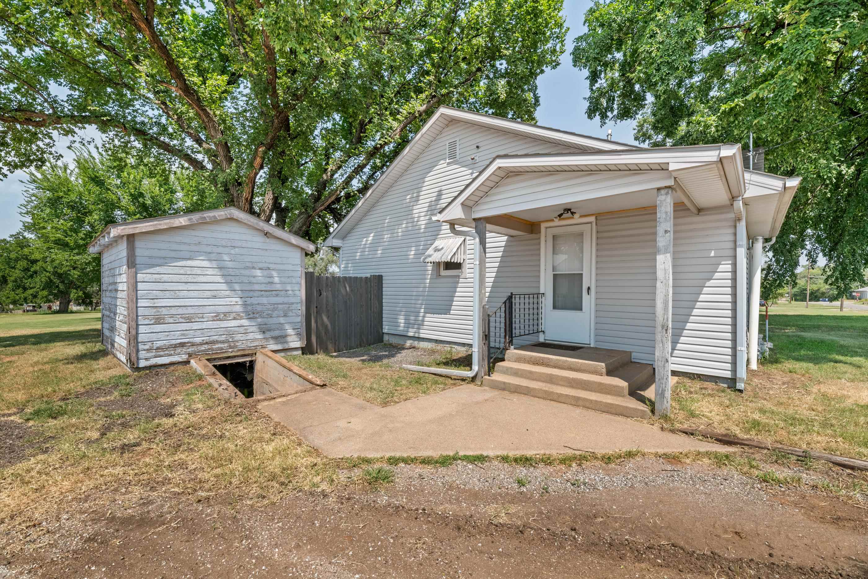 627 S Raff St Property Photo 5