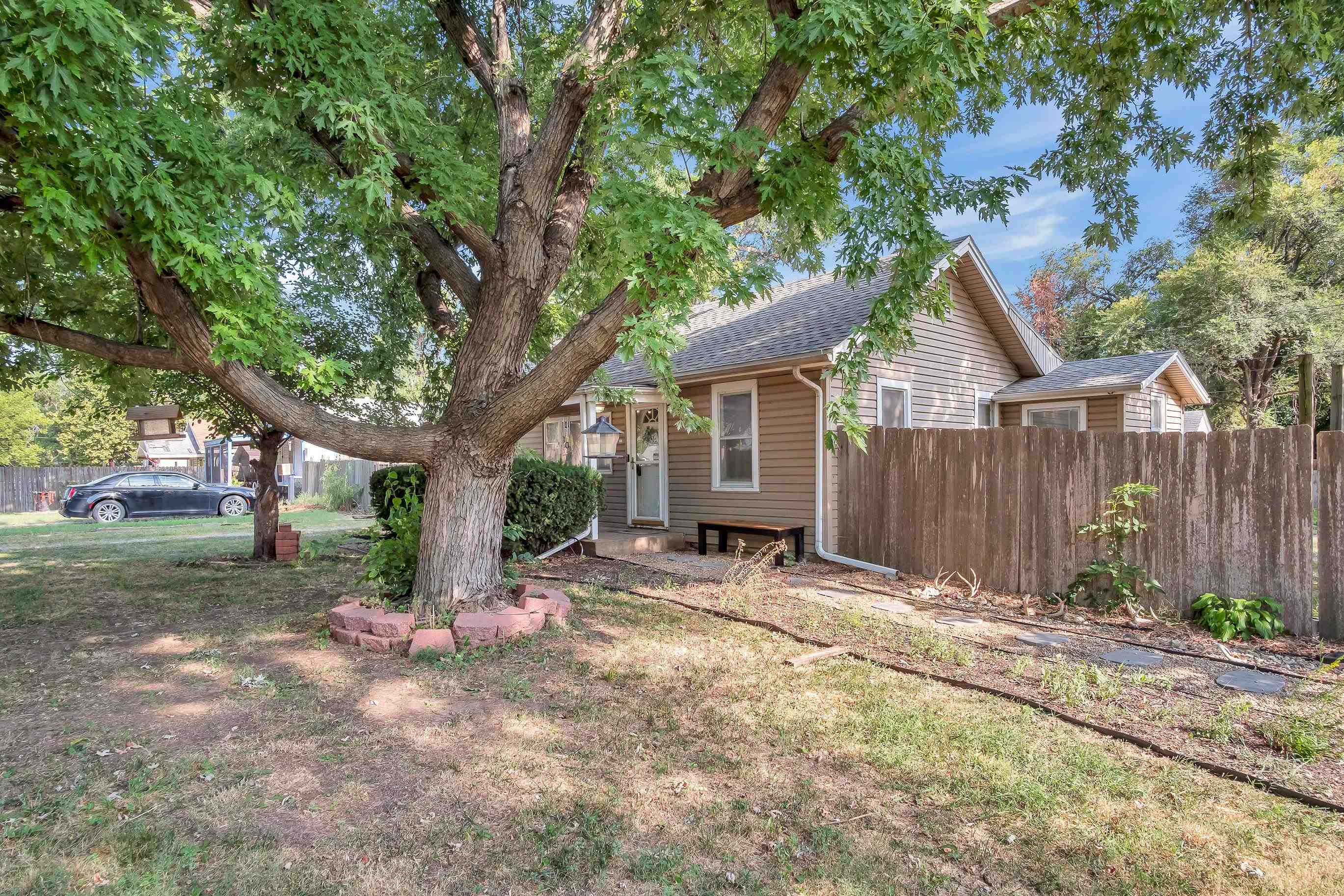 621 W Grant St Property Photo 4