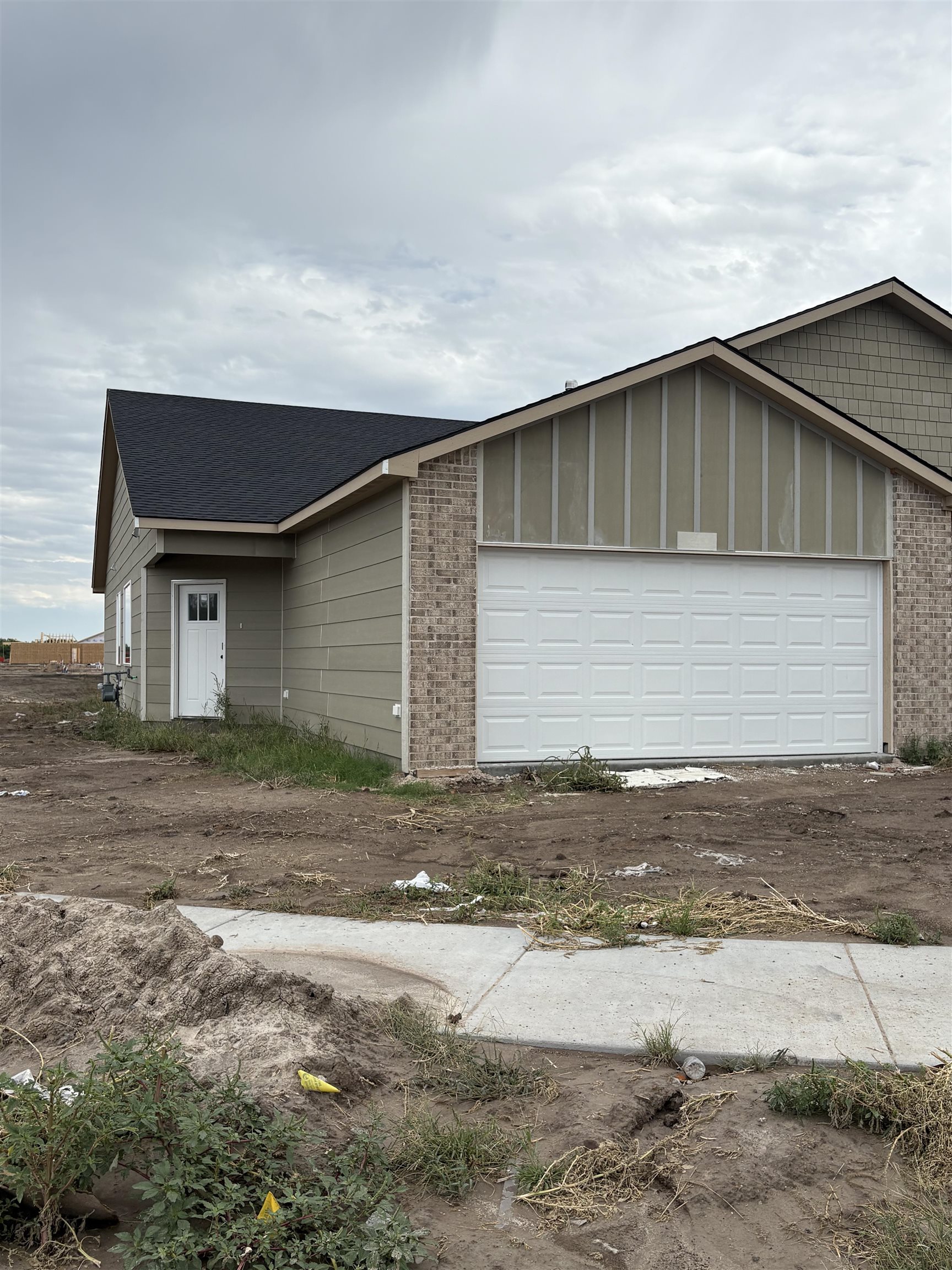 2904 S Denene St Property Photo 2