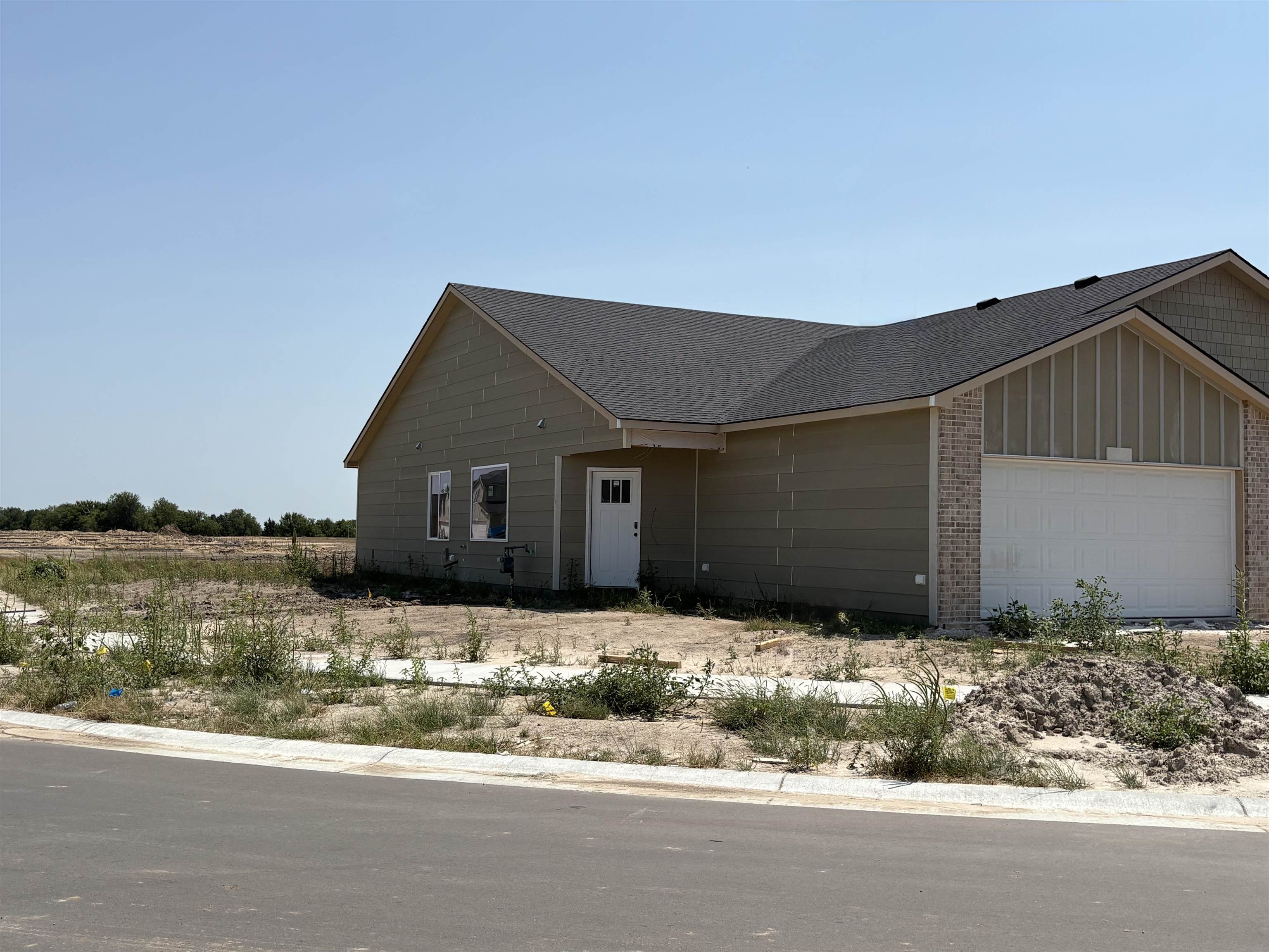2904 S Denene St Property Photo 2