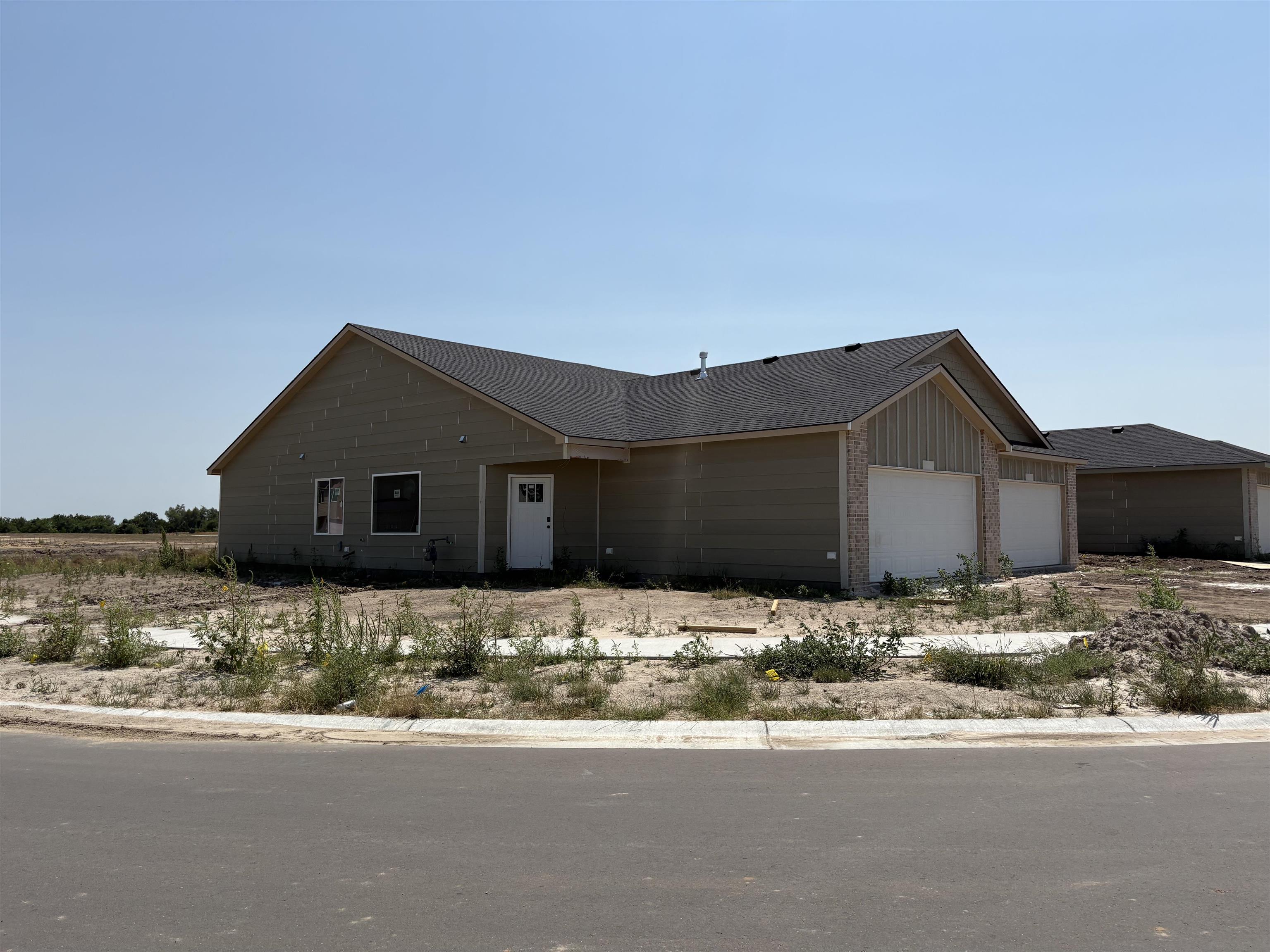 2904 S Denene St Property Photo 3