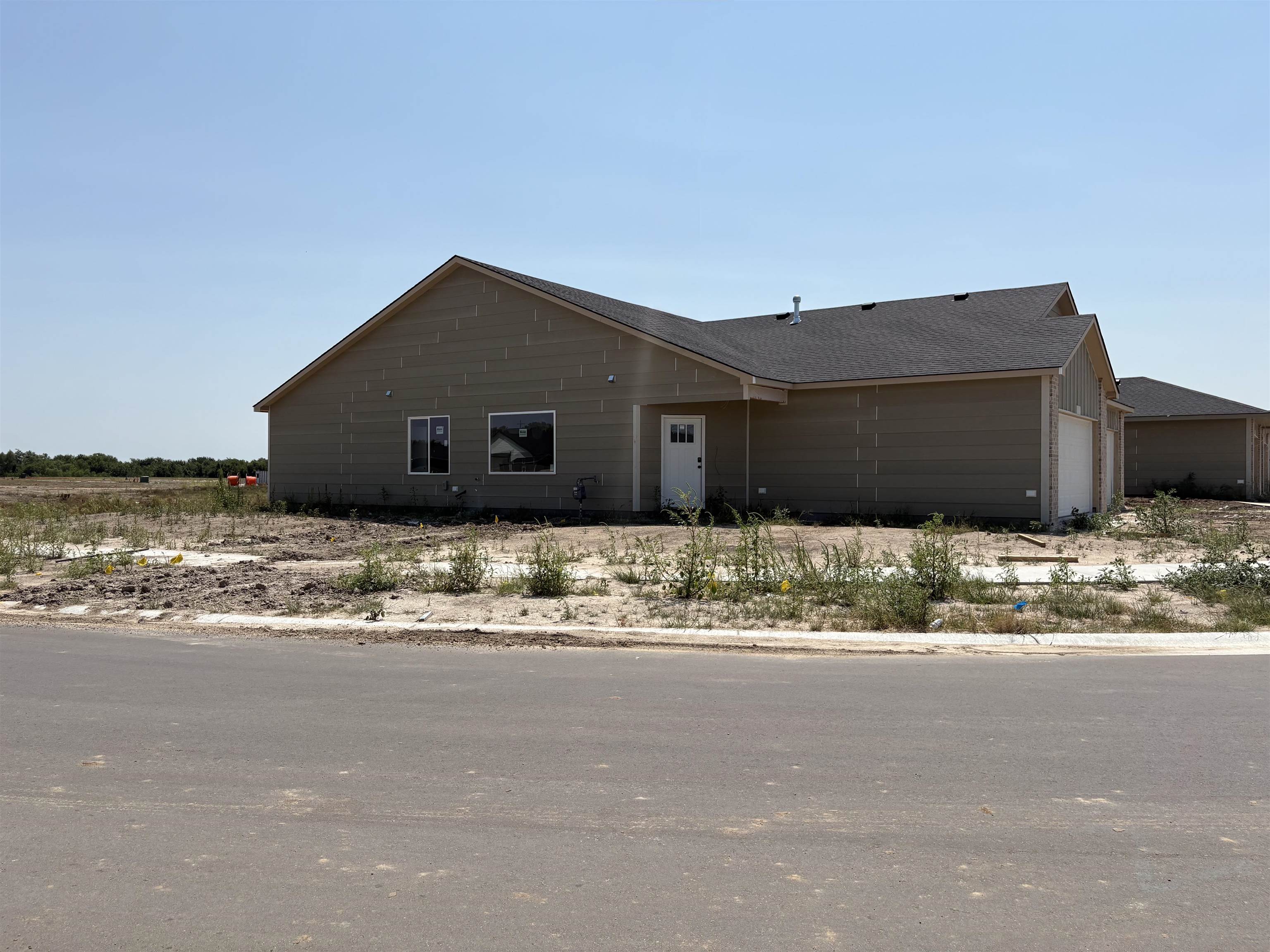 2904 S Denene St Property Photo 4