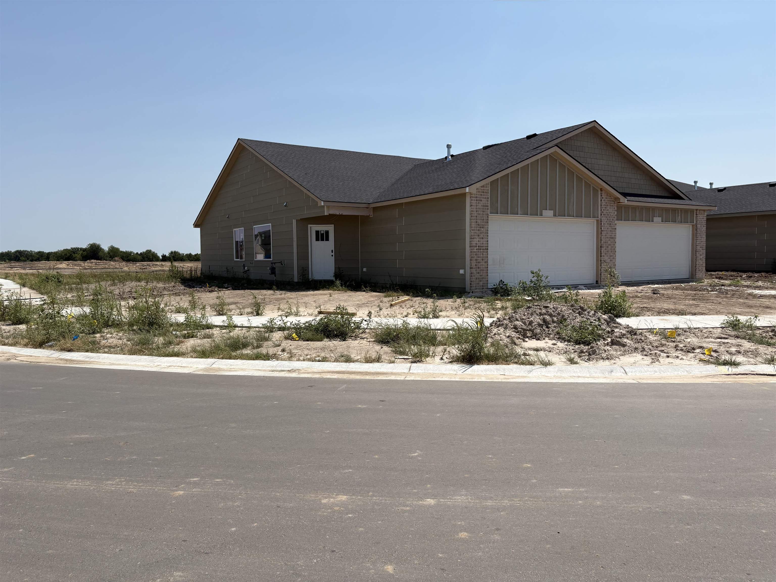 2904 S Denene St Property Photo 4