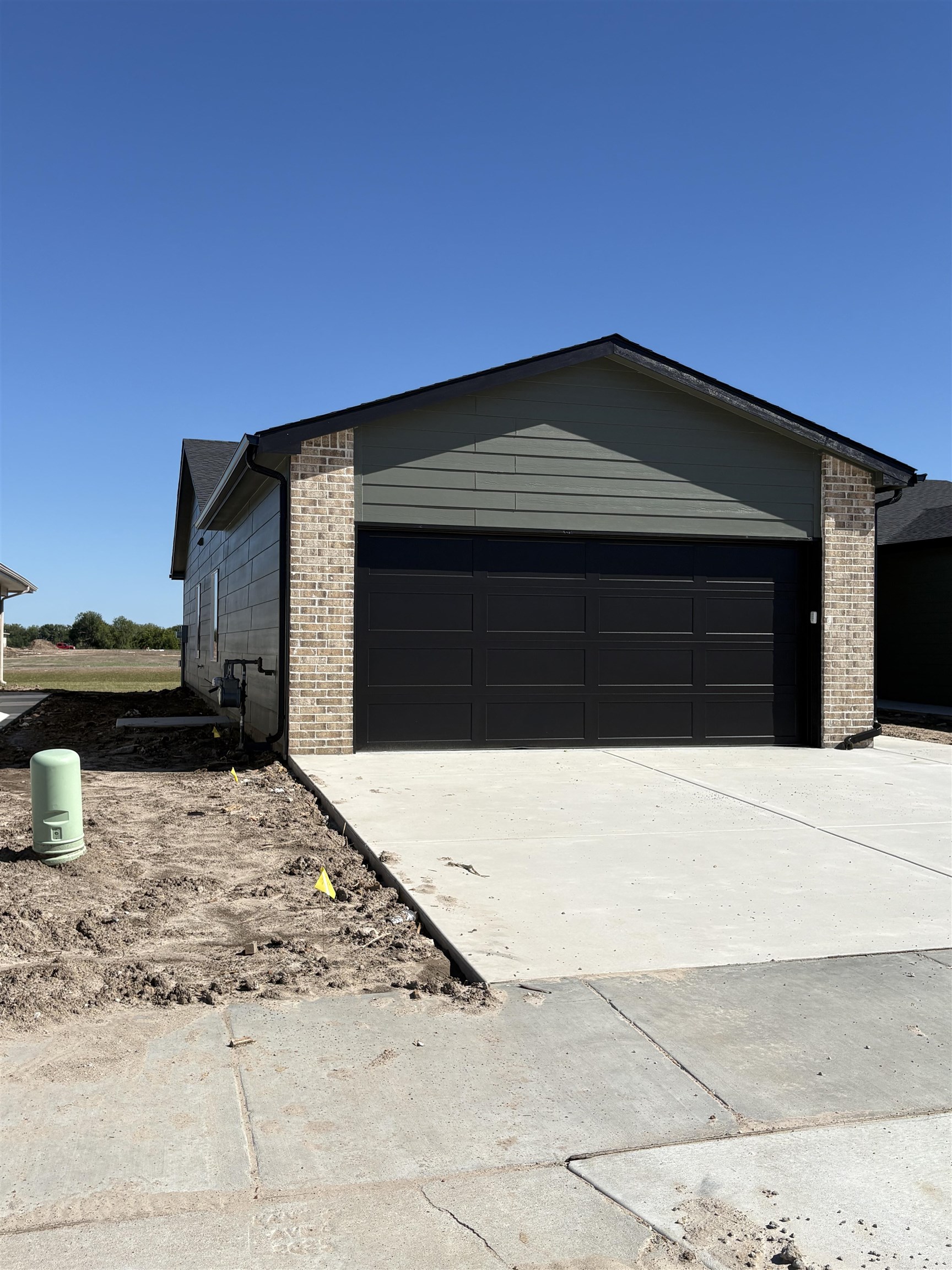 2912 S Denene Property Photo 1