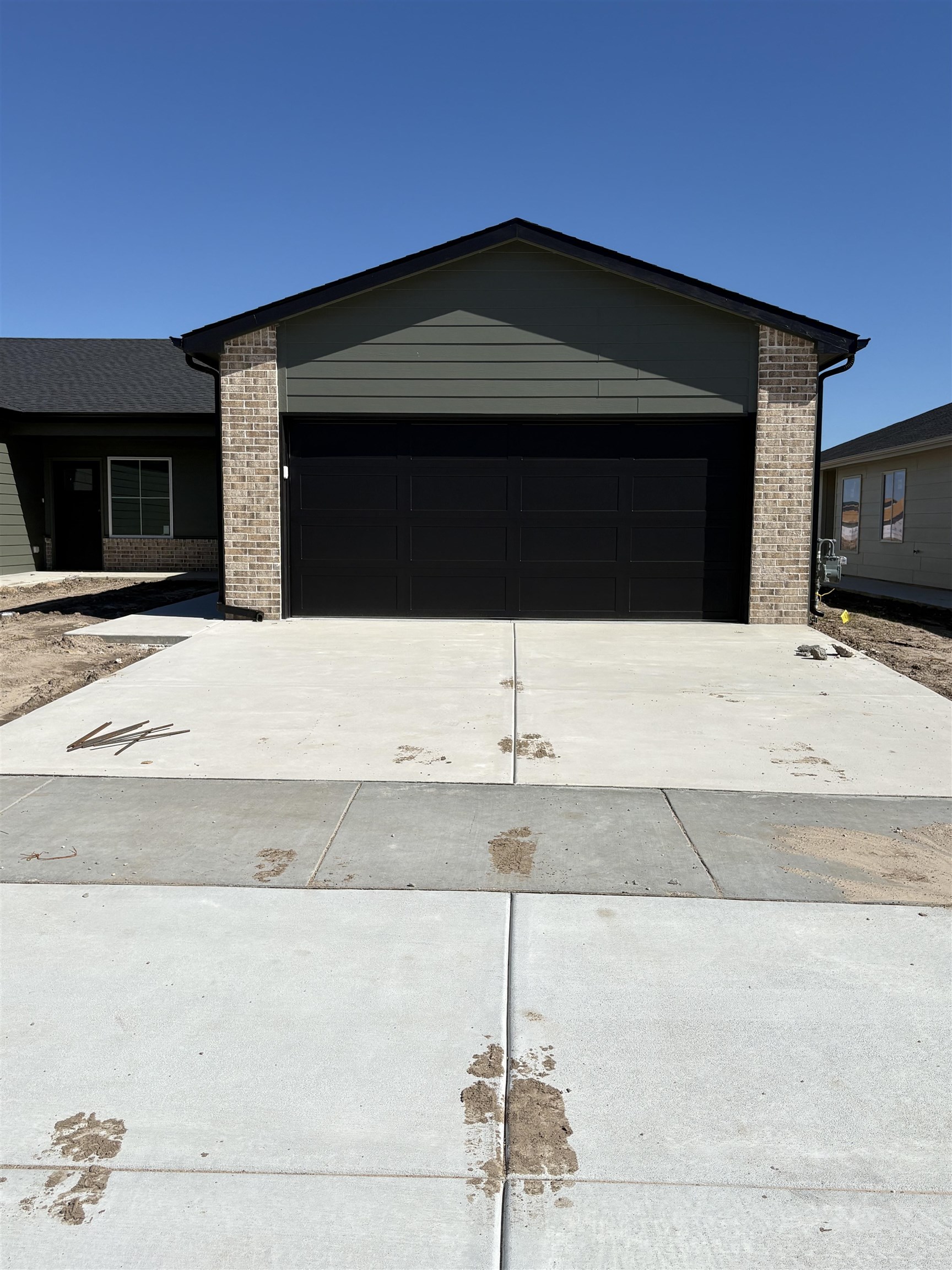 2912 S Denene Property Photo 1