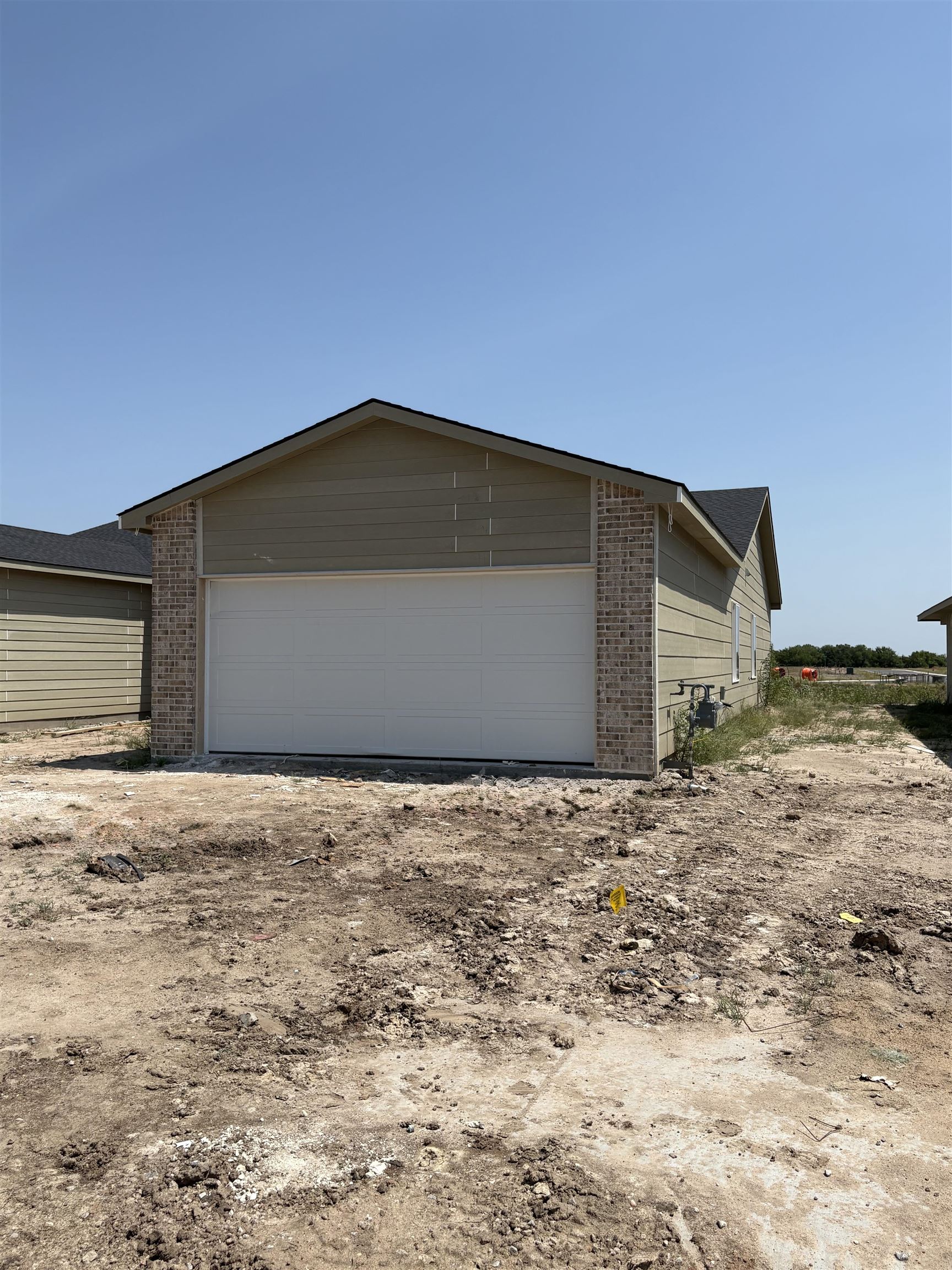 2912 S Denene Property Photo 3