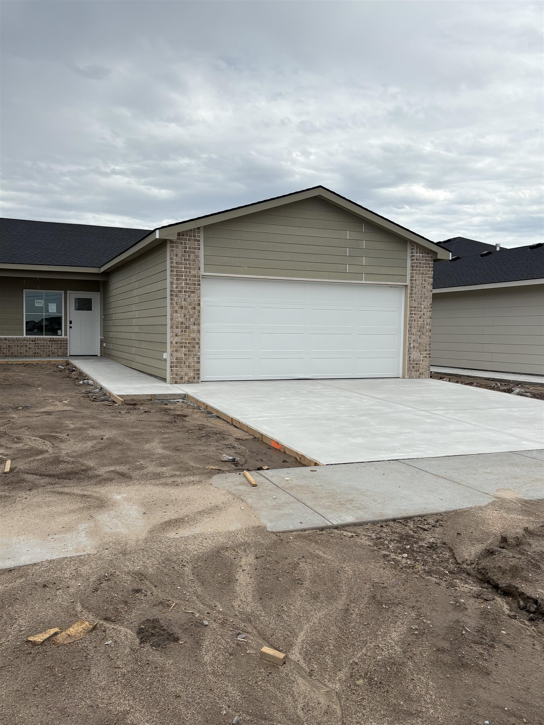 2912 S Denene Property Photo 16