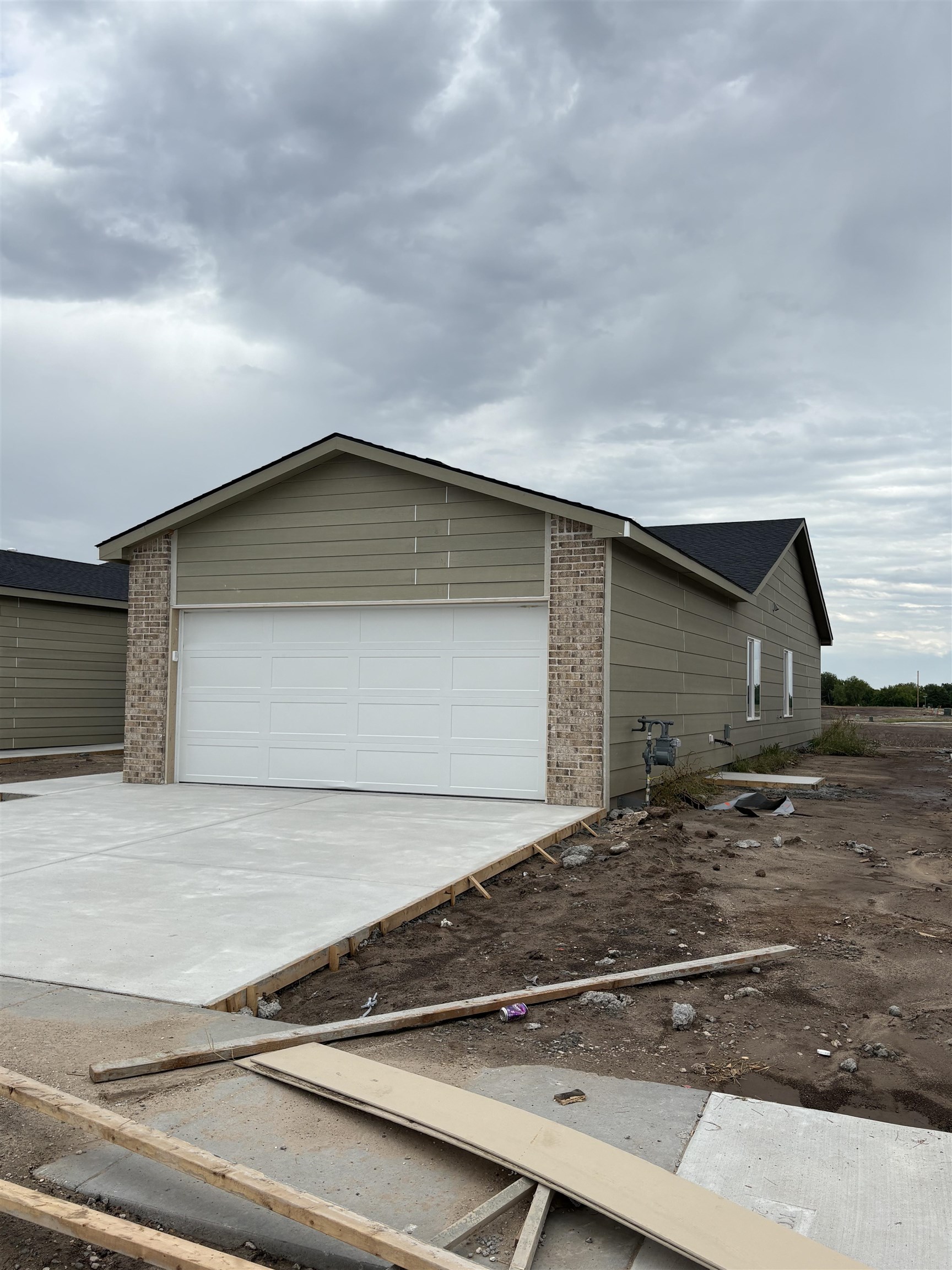 2912 S Denene Property Photo 17