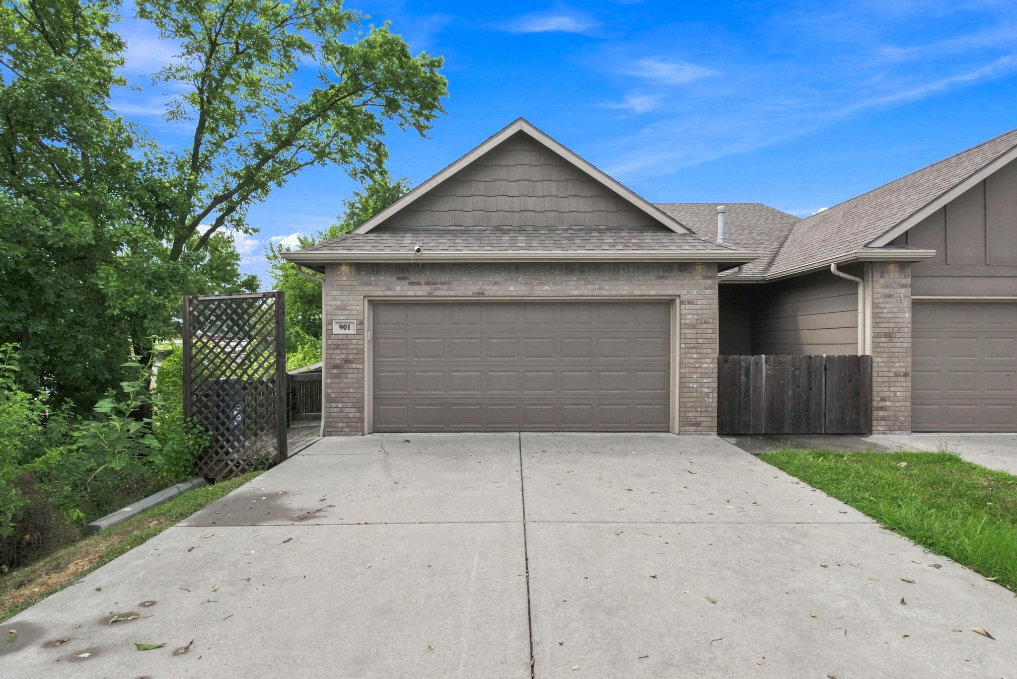 901-903 W Onewood Pl Property Photo 4