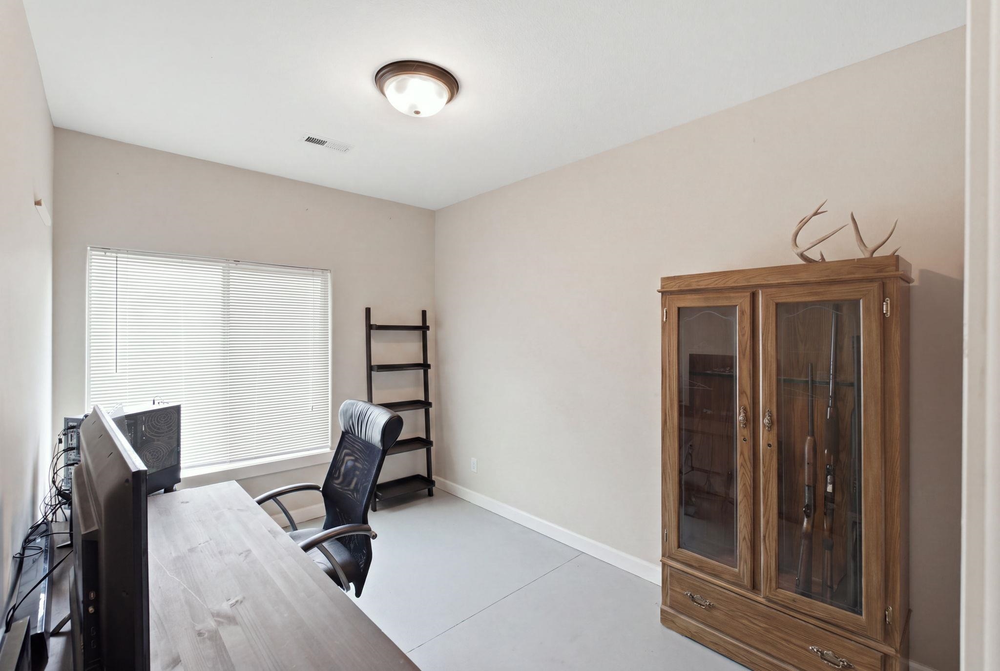 901-903 W Onewood Pl Property Photo 23