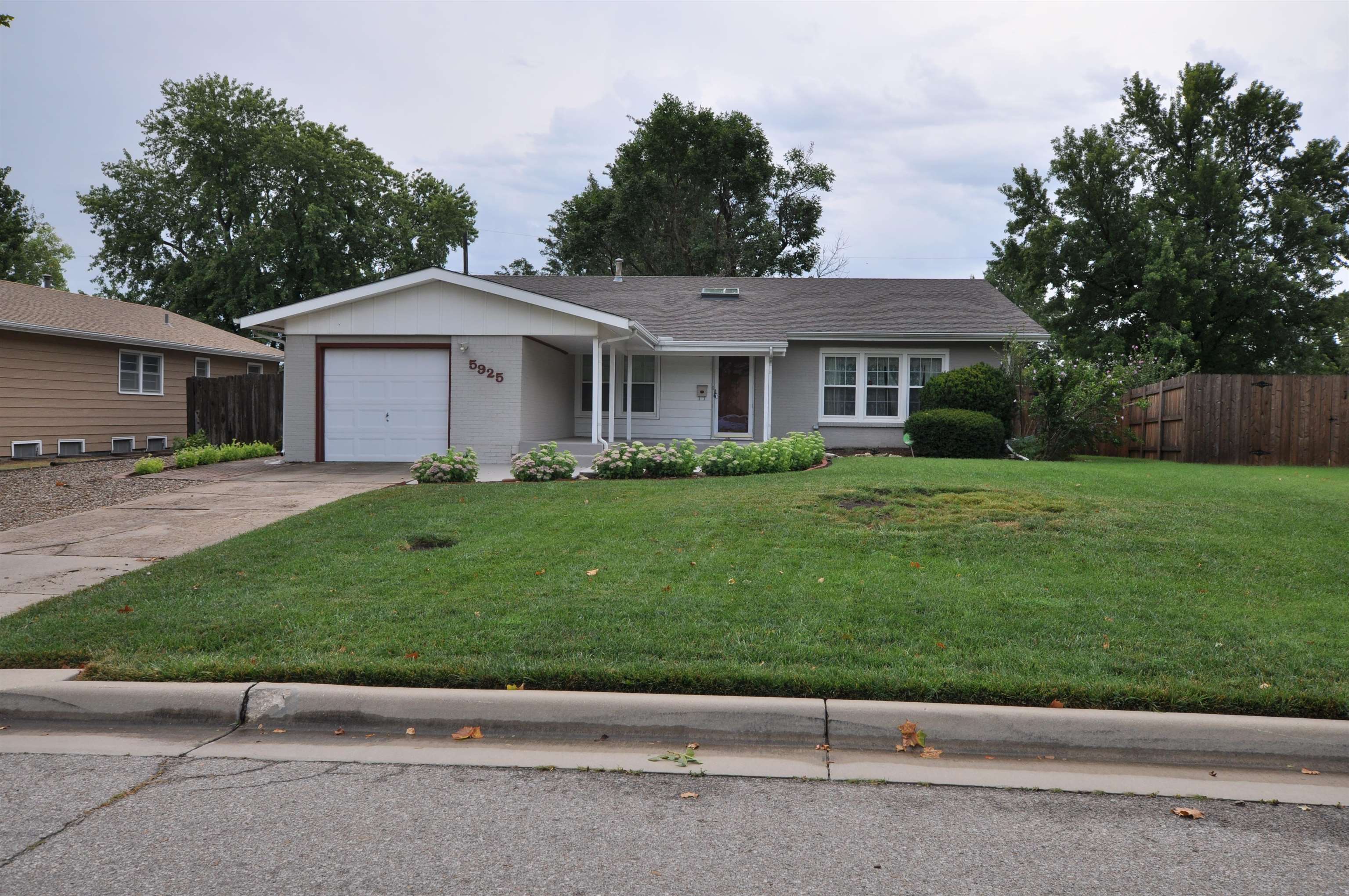 5925 Memphis Property Photo 1