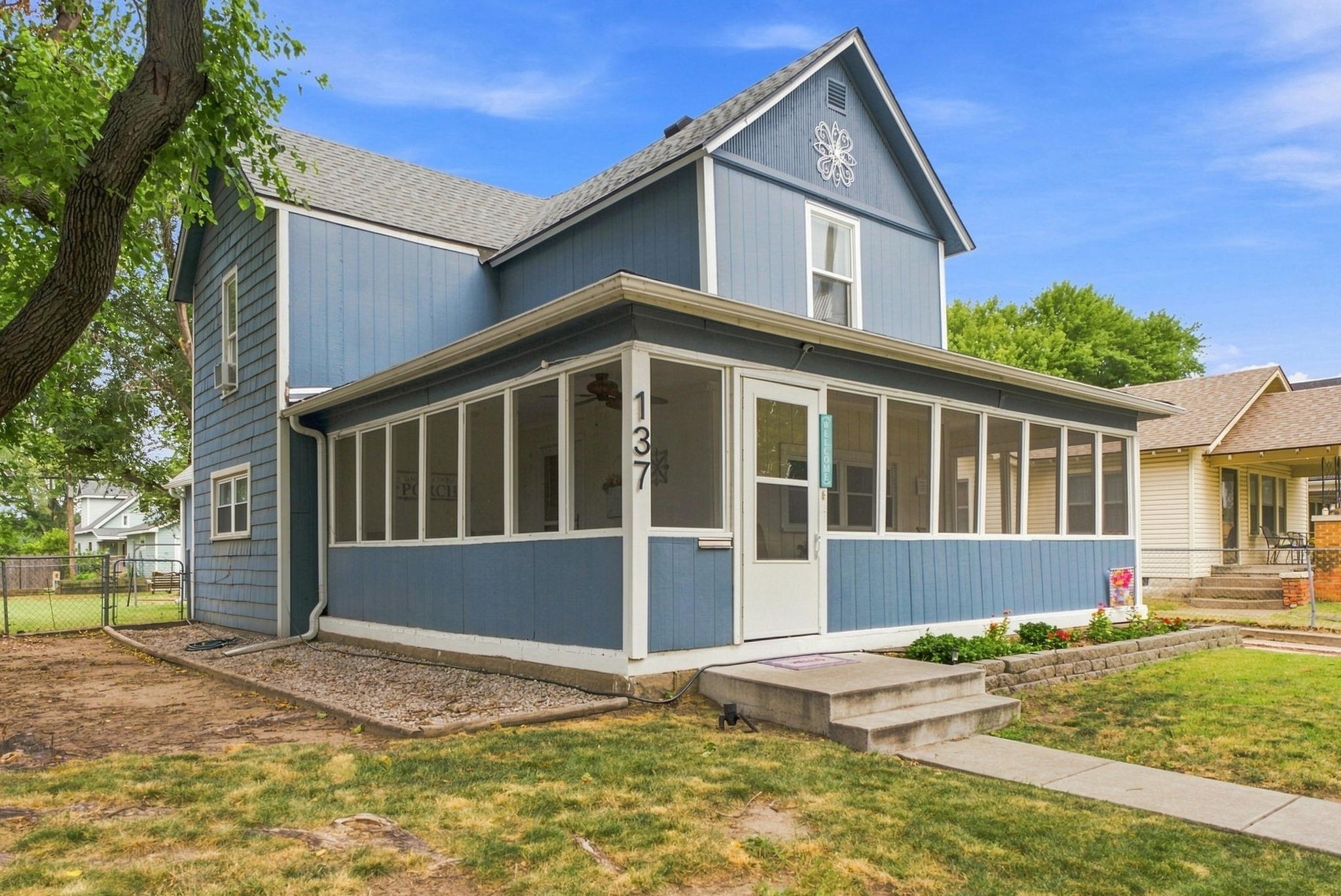 137 S Elizabeth Property Photo 2
