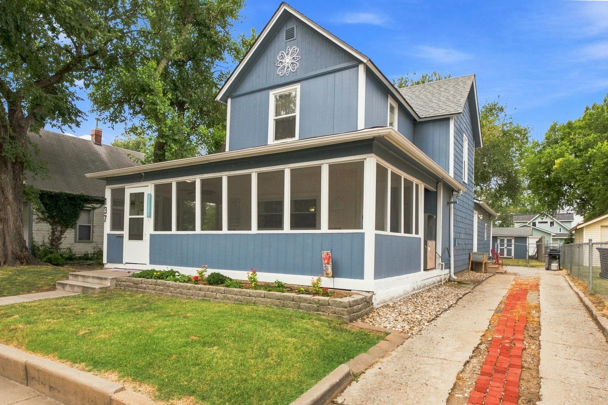 137 S Elizabeth Property Photo 3