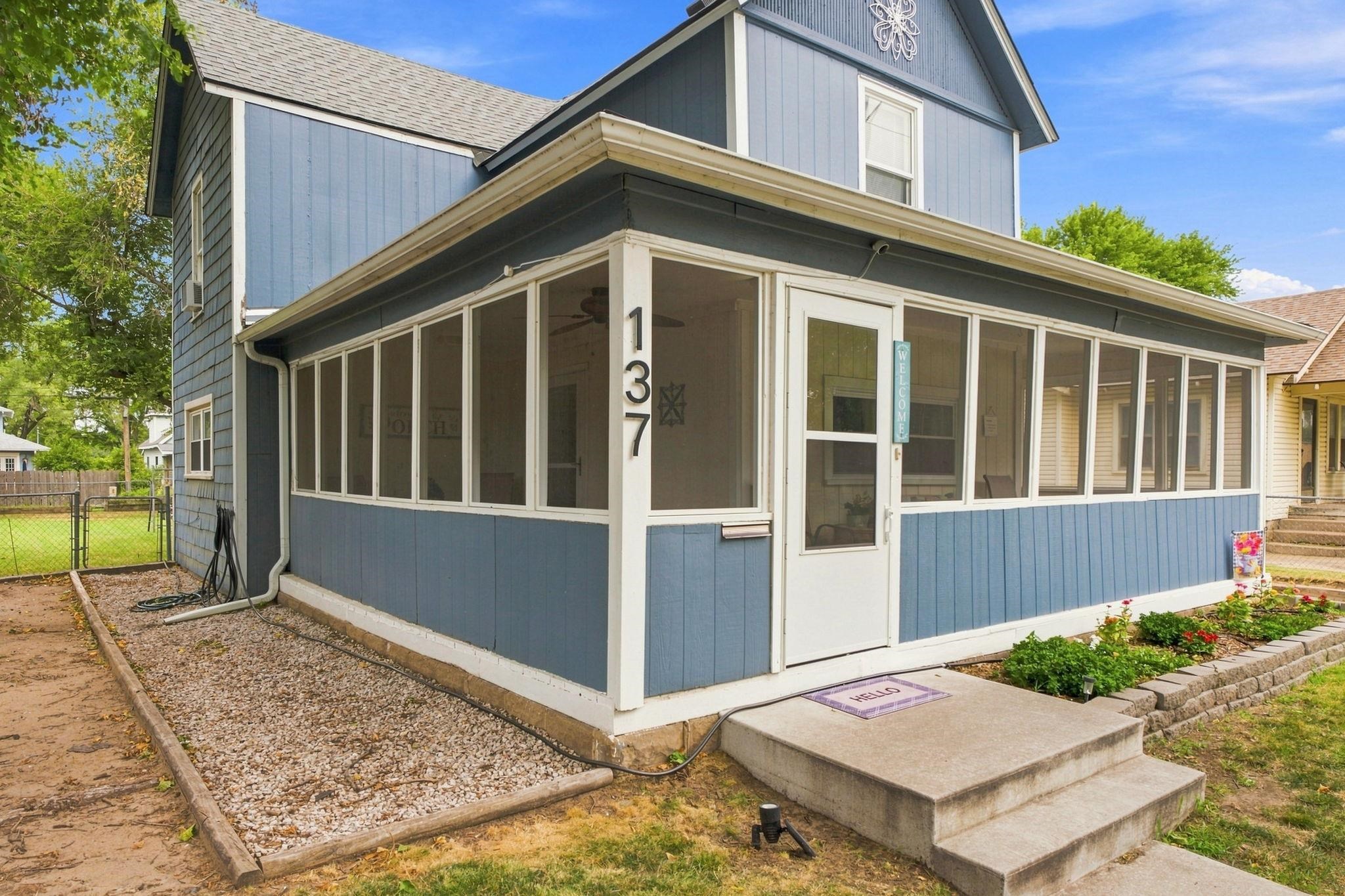 137 S Elizabeth Property Photo 4