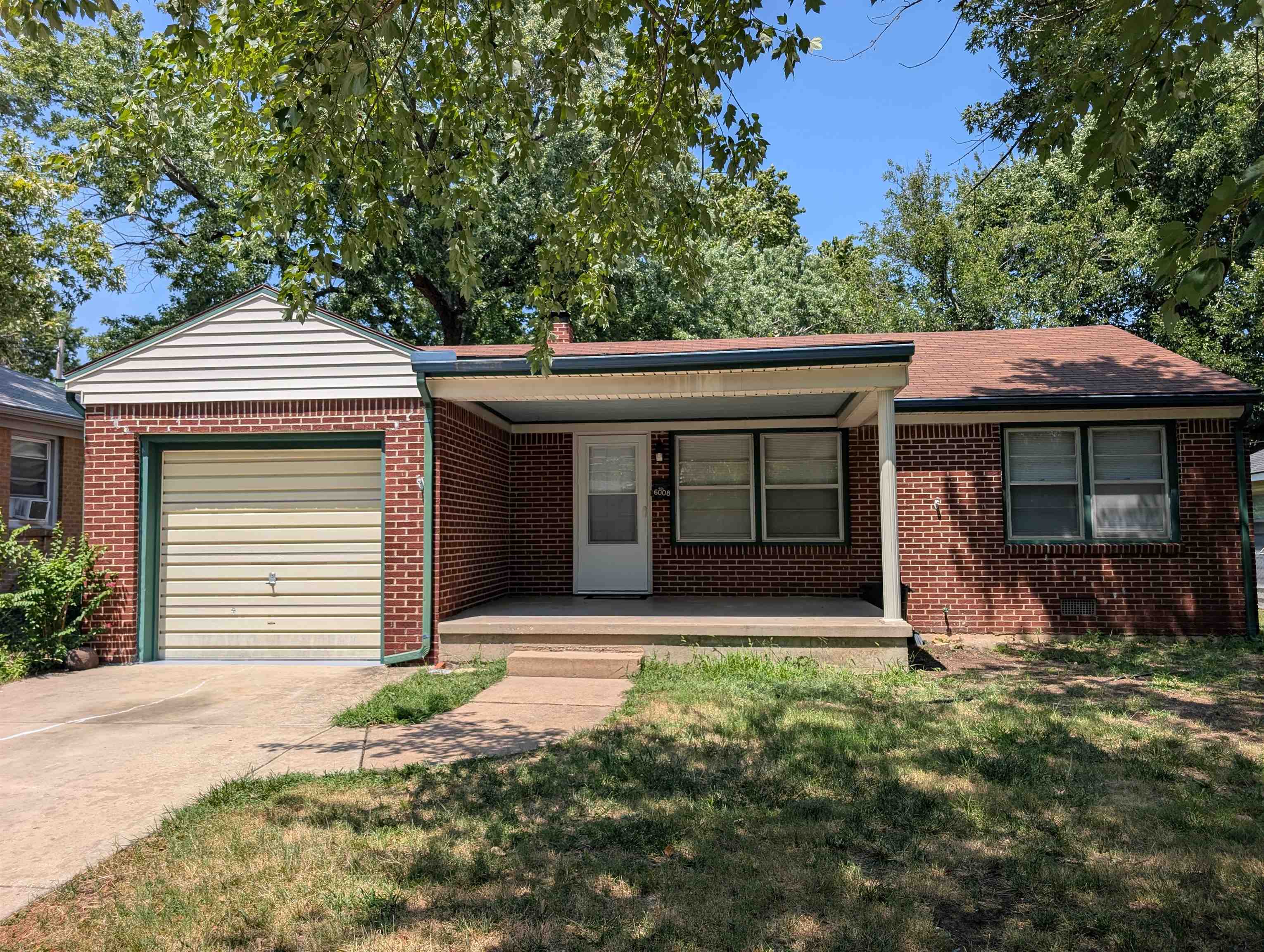 6008 E Castle Dr Property Photo 1