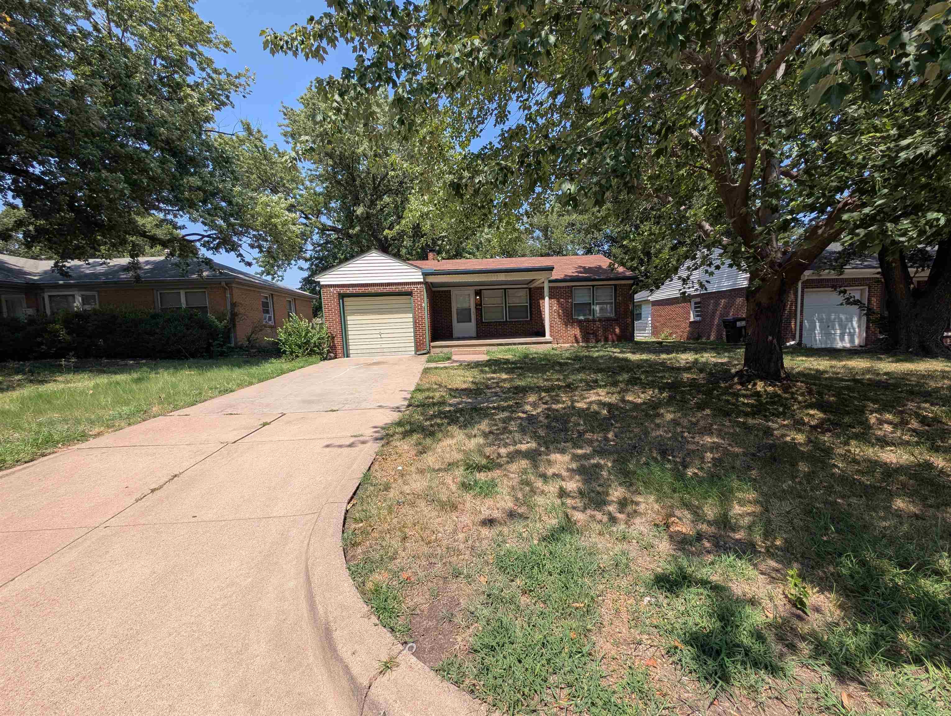 6008 E Castle Dr Property Photo 2