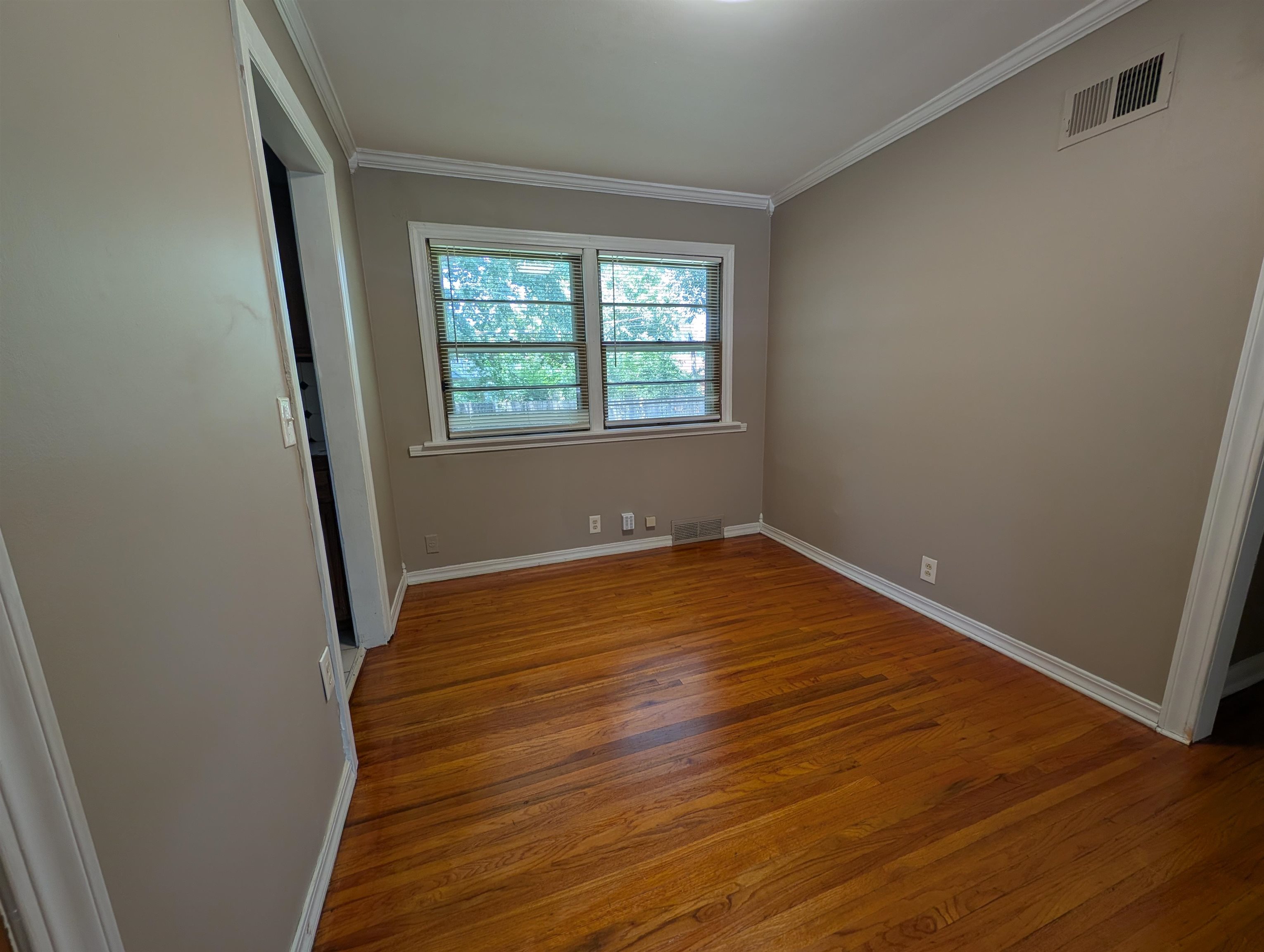 6008 E Castle Dr Property Photo 5