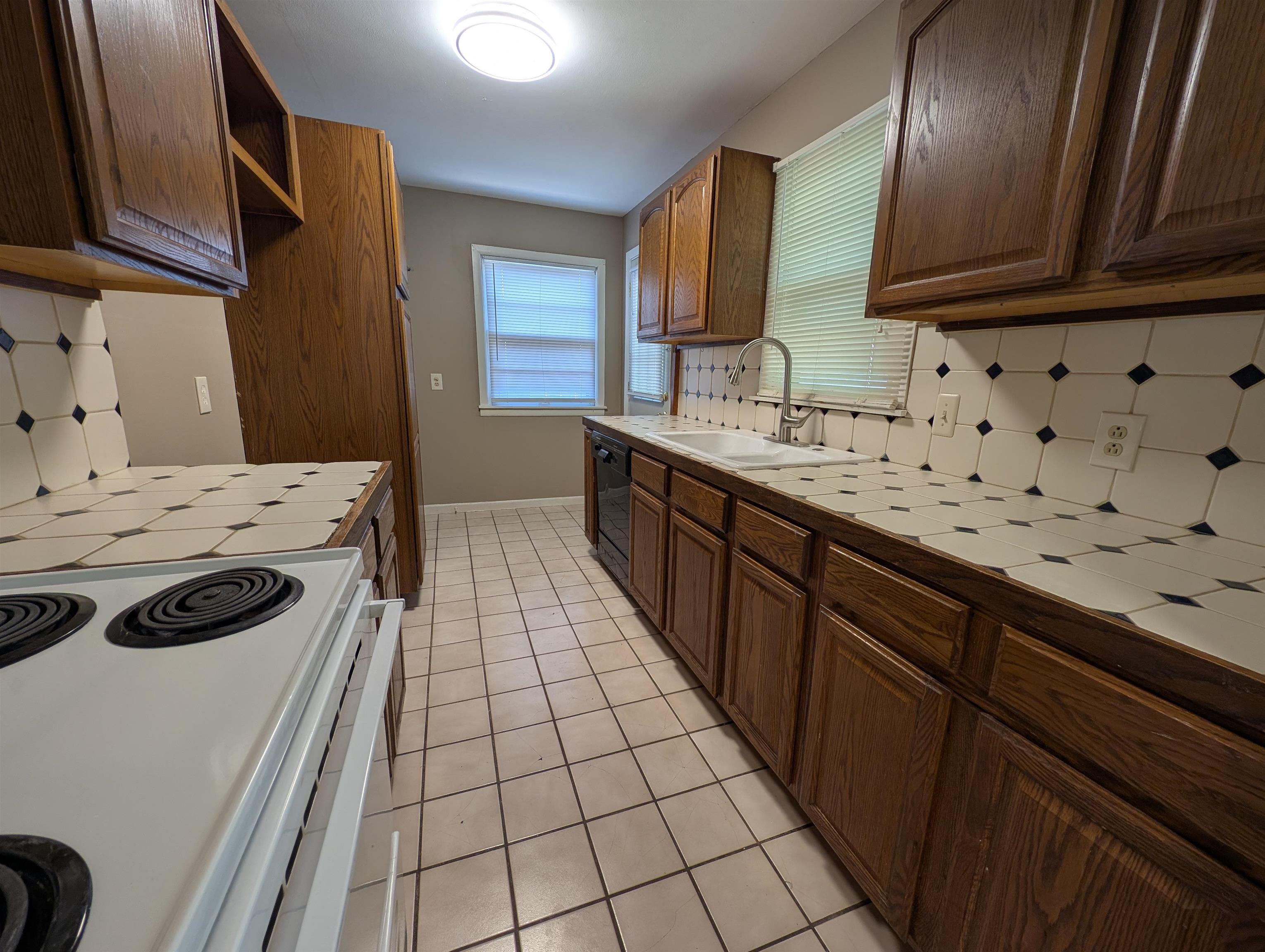 6008 E Castle Dr Property Photo 6