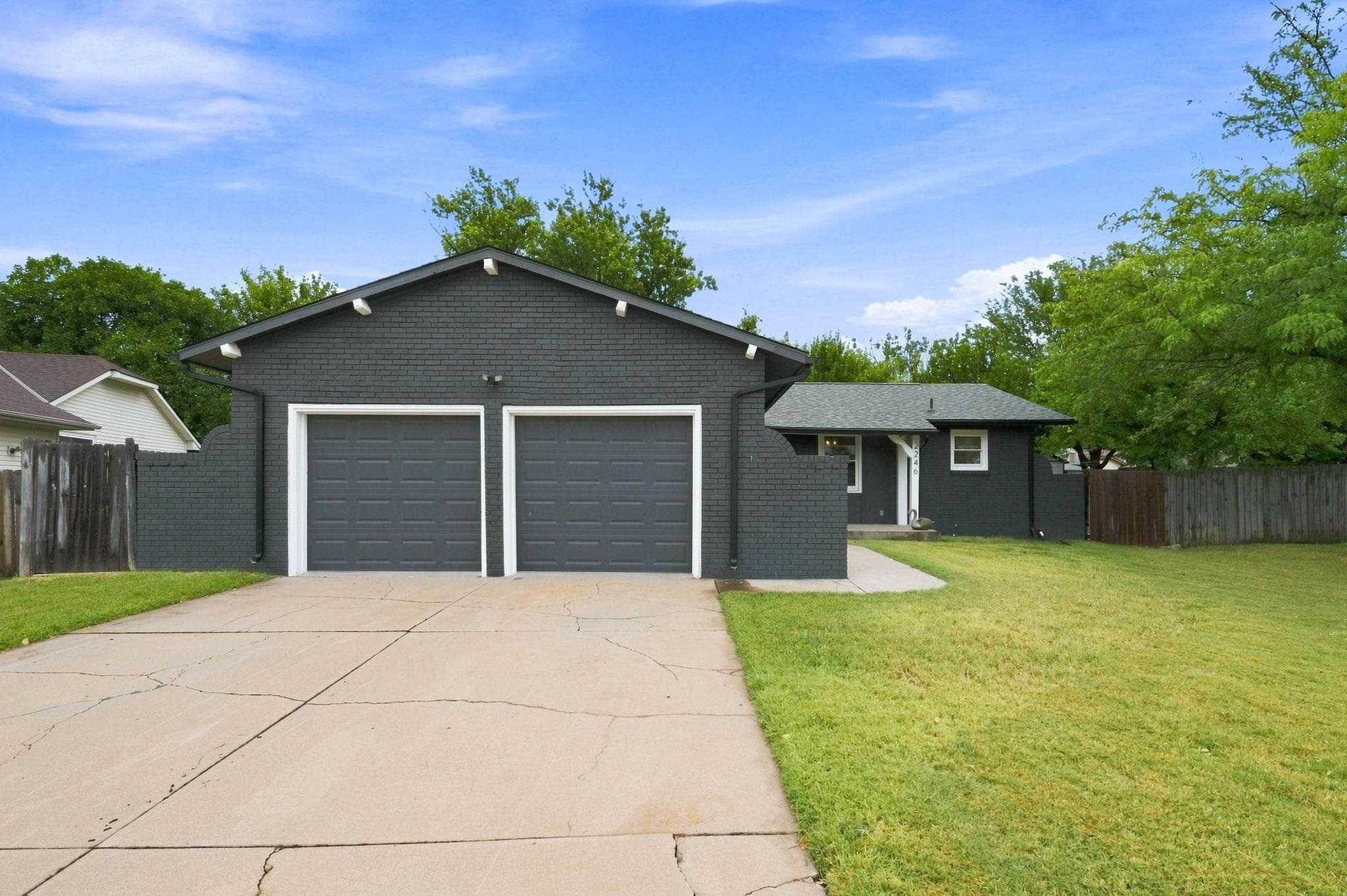 2246 S Lori Ln Property Photo 3