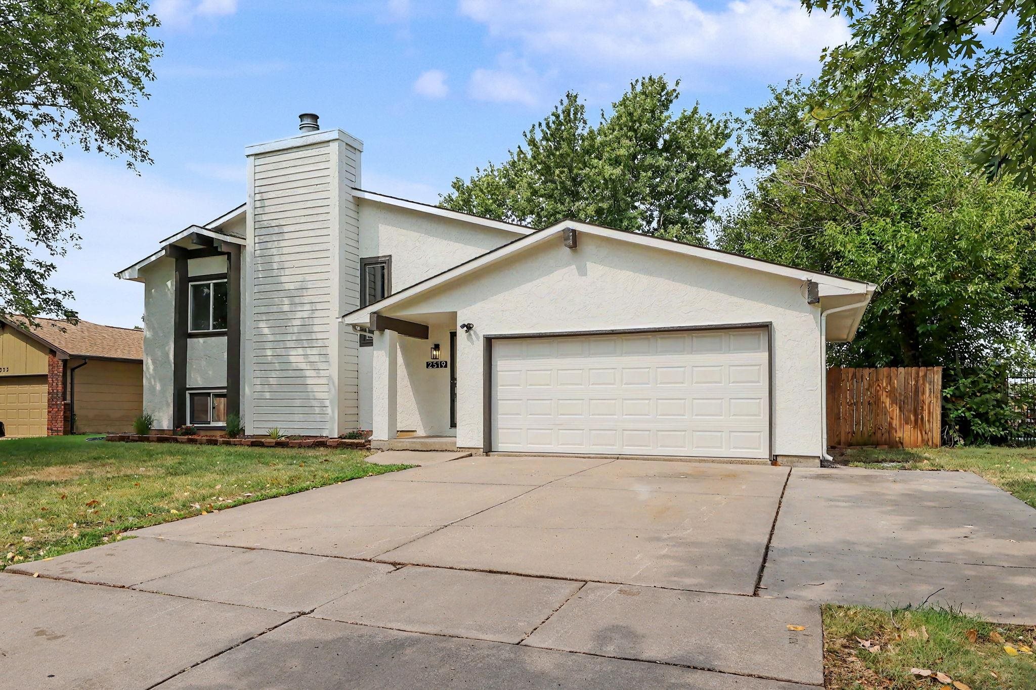 2519 S Lori Property Photo 3