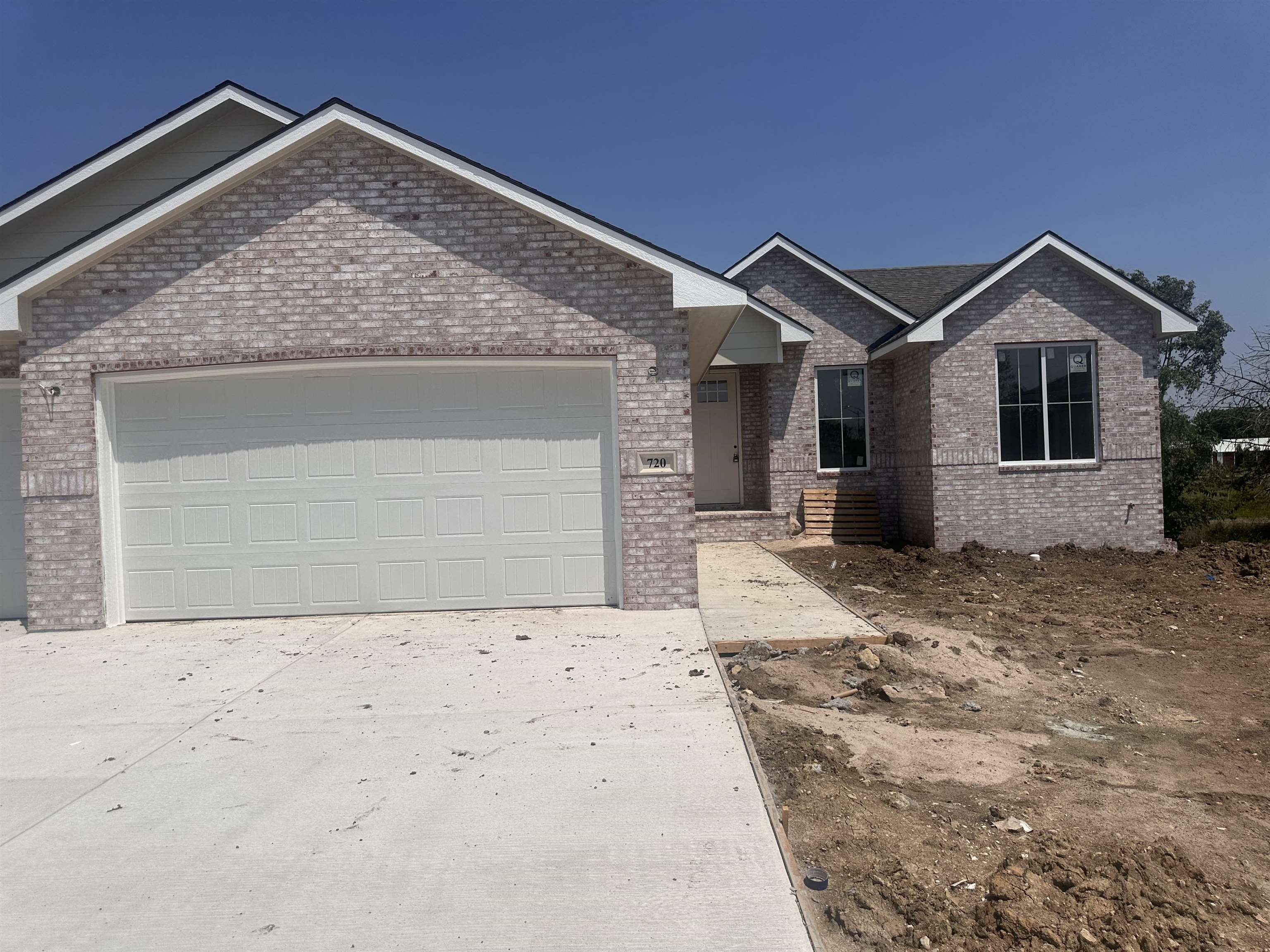 720 W Goldfinch Property Photo 1