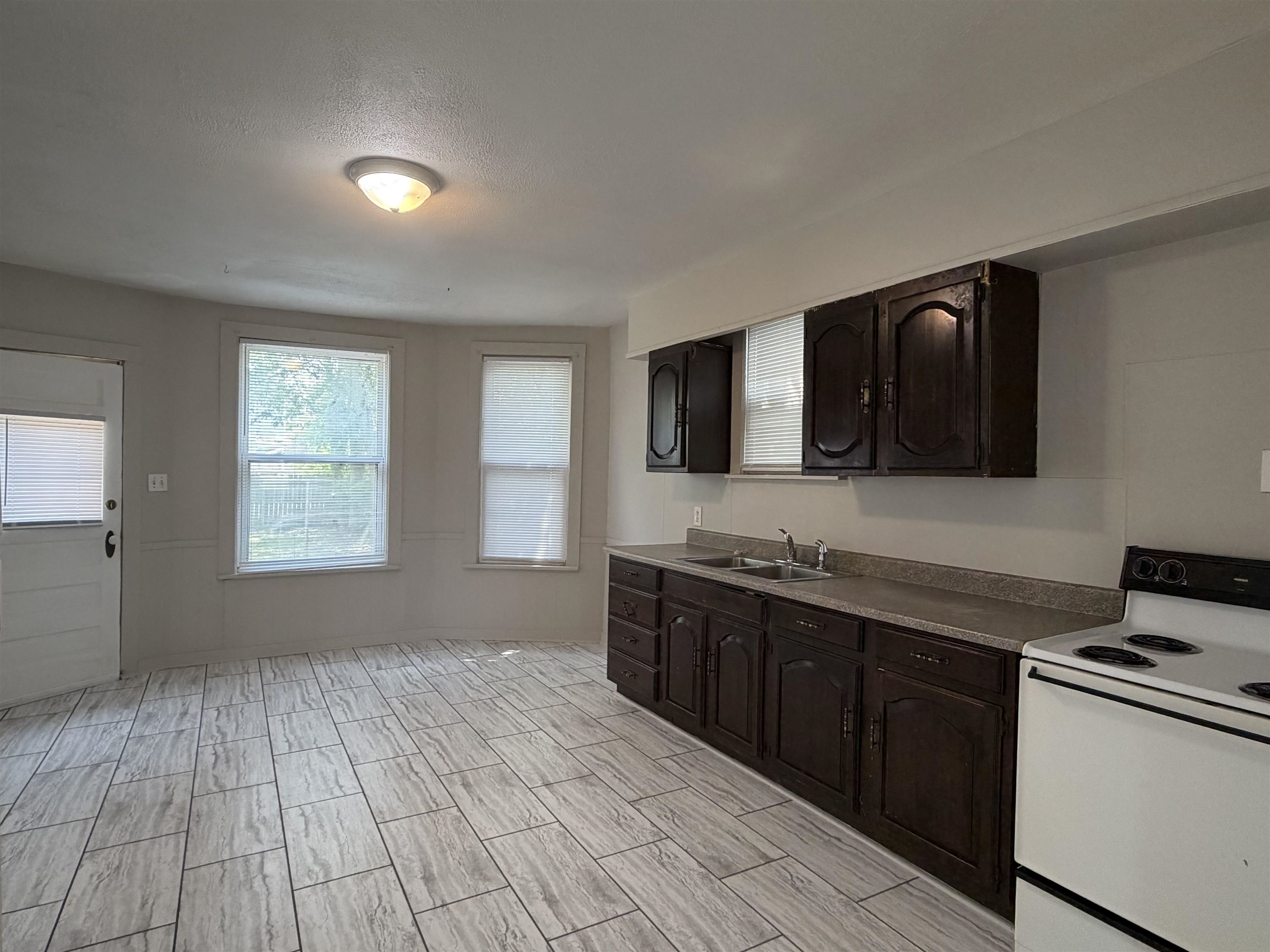 109 S West Pl. Property Photo 3