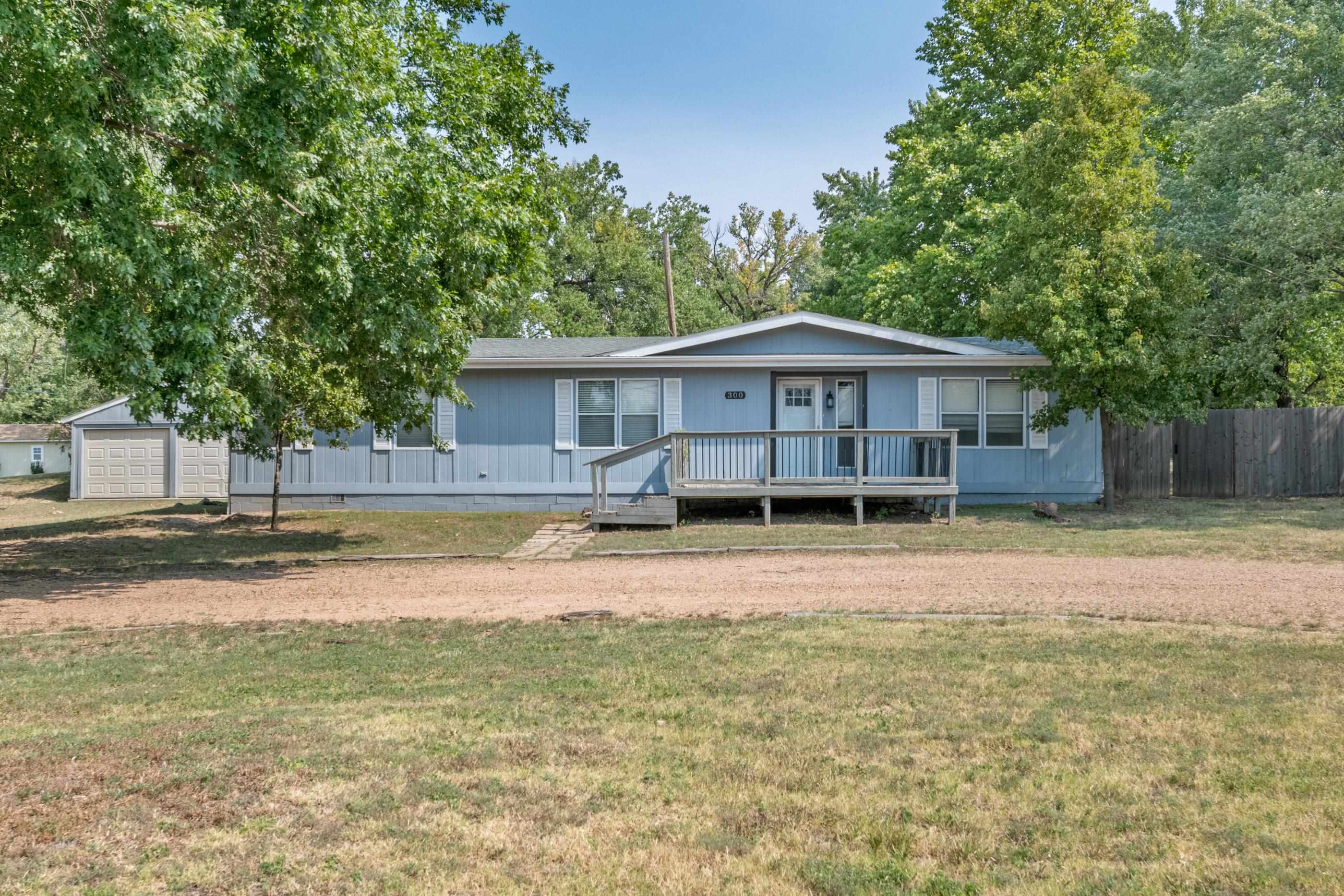 300 Williamson Dr Property Photo 1