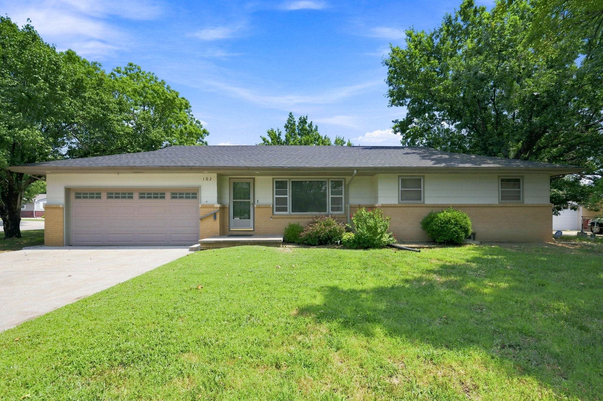 102 S Westview Rd Property Photo 1