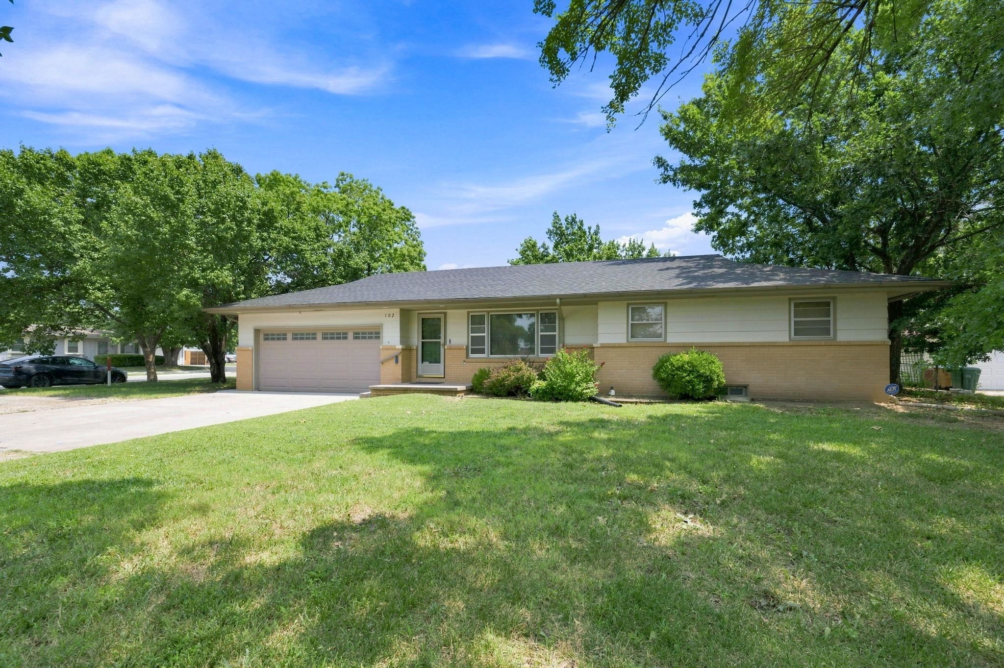 102 S Westview Rd Property Photo 3