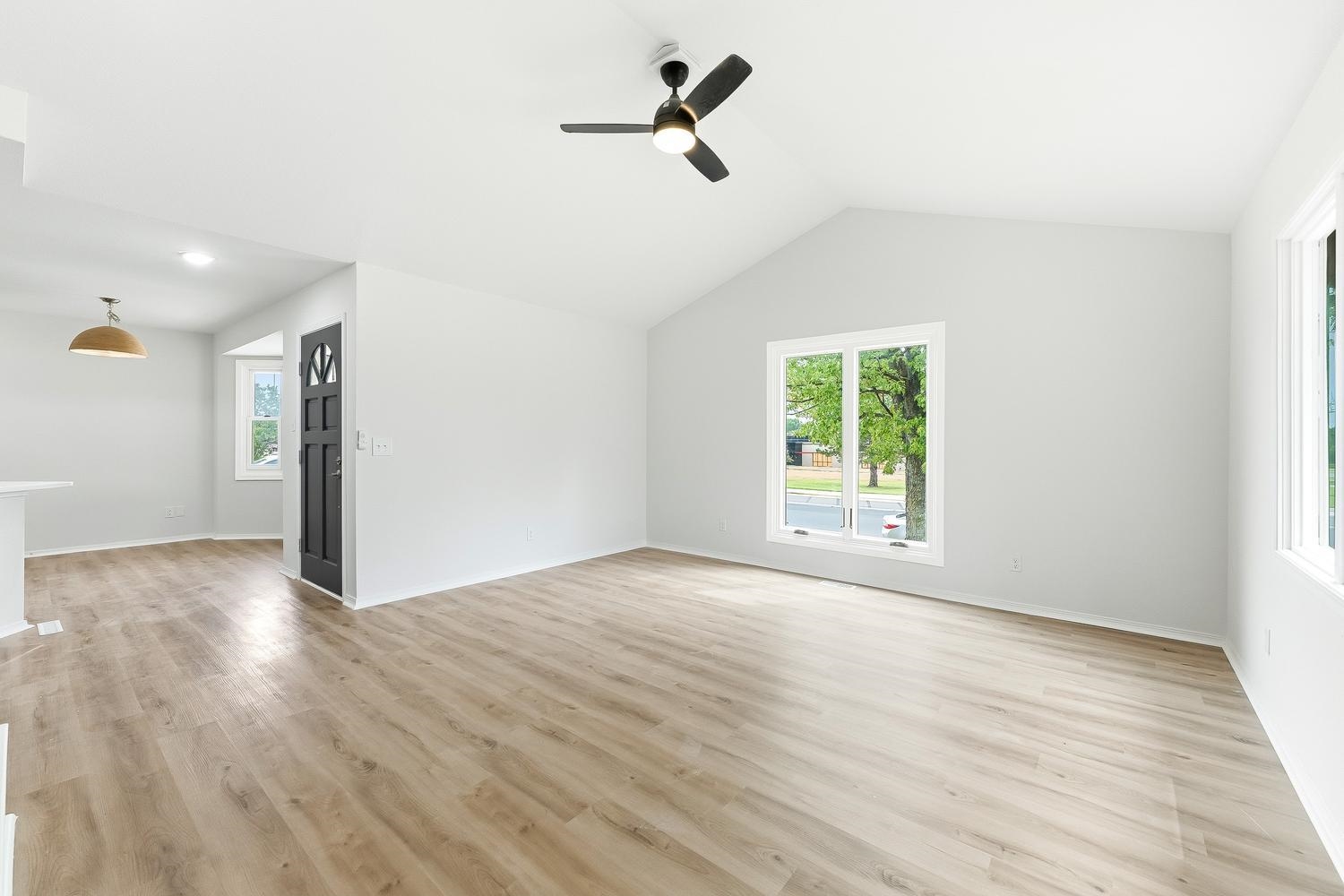 2209 N Woodlawn Blvd Property Photo 6
