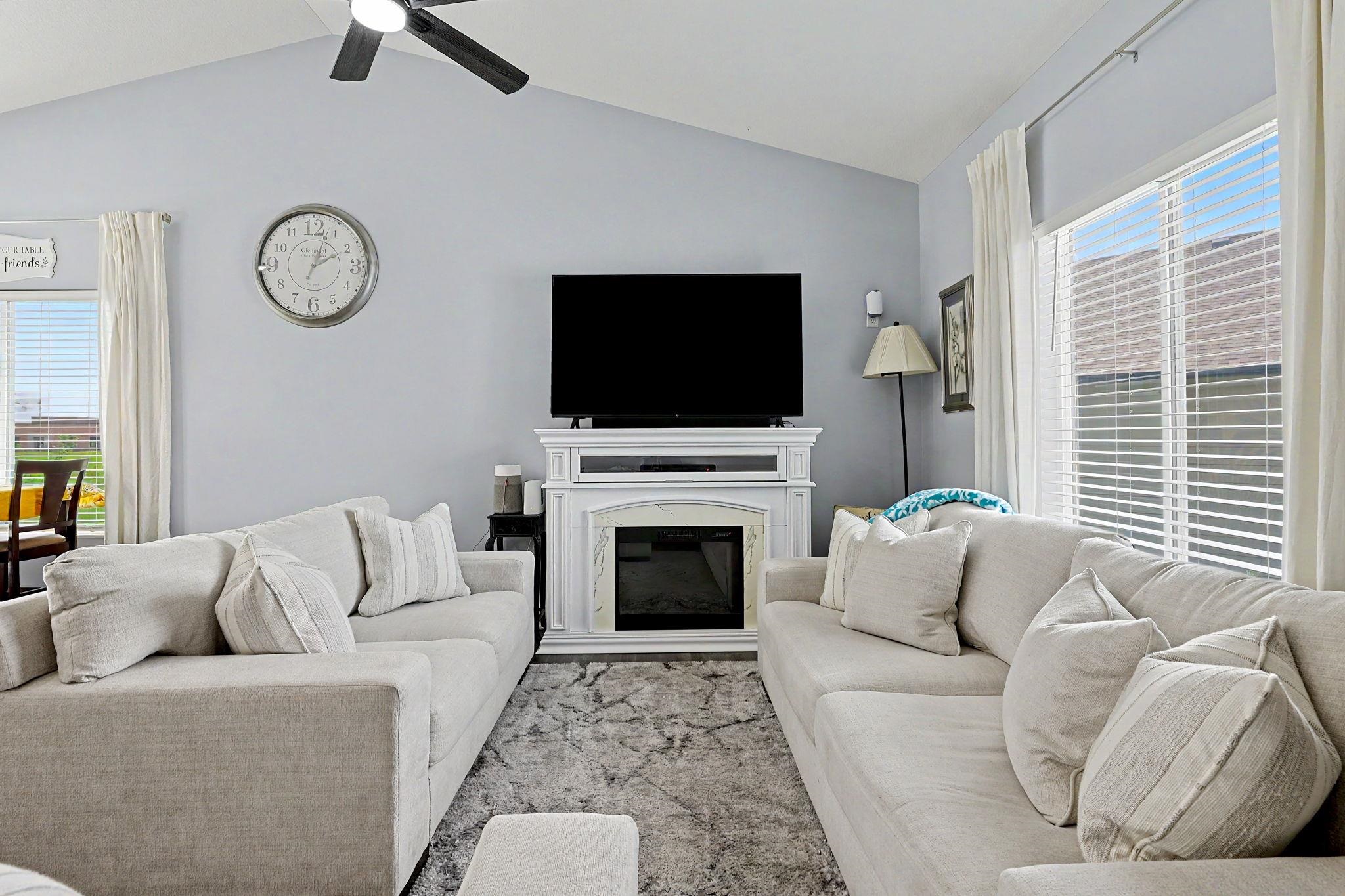 1237 E Sontag Property Photo 5