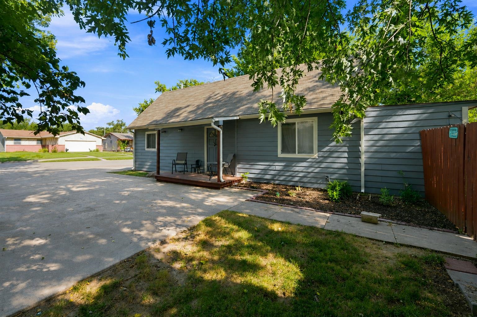 752 N Mount Carmel Ave Property Photo 1