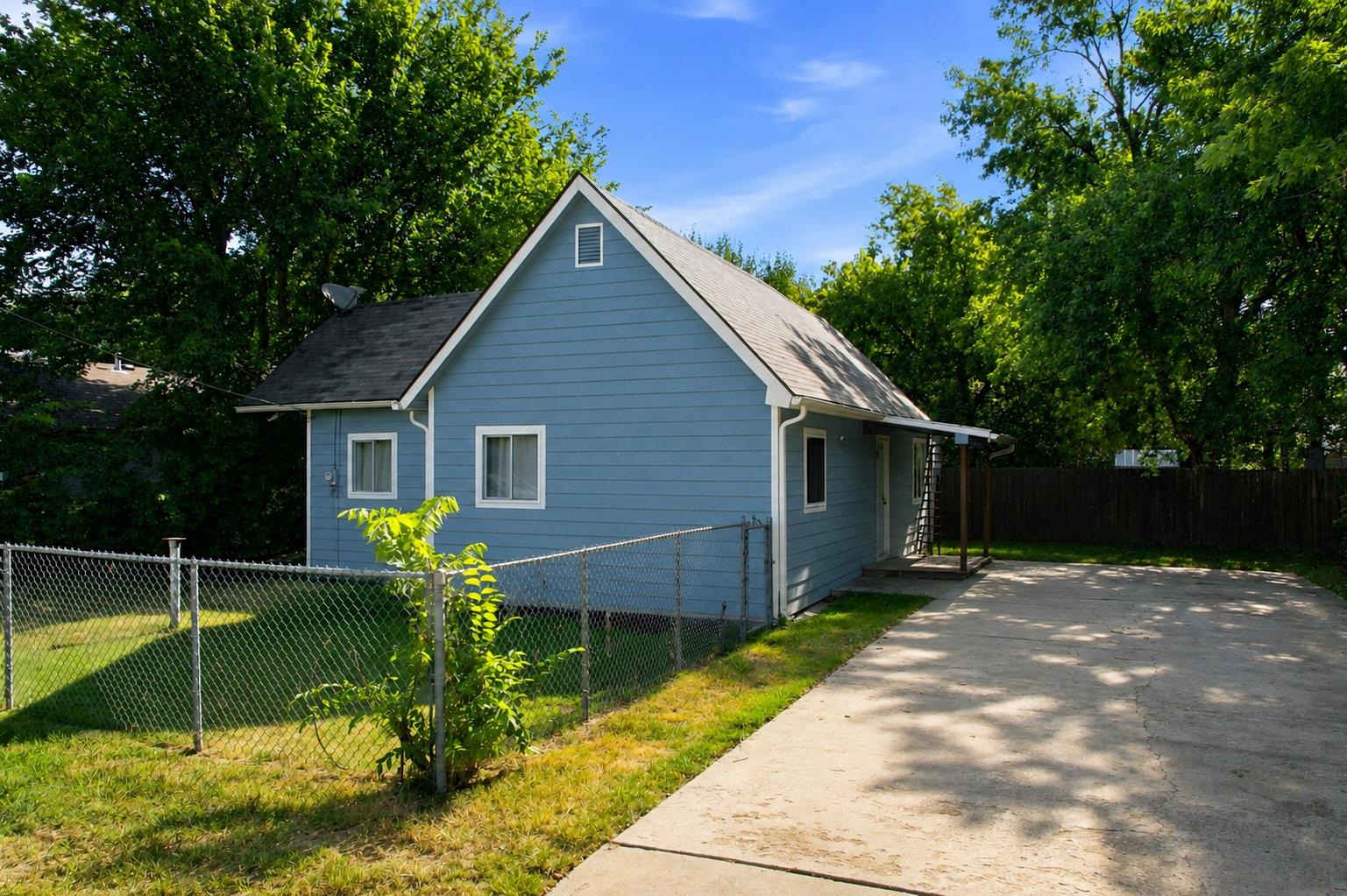 752 N Mount Carmel Ave Property Photo 3