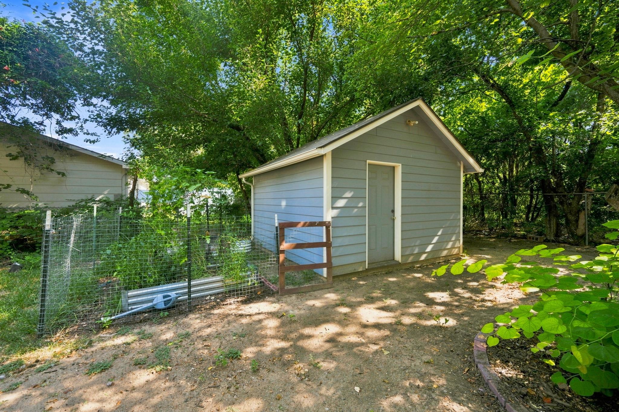 752 N Mount Carmel Ave Property Photo 19