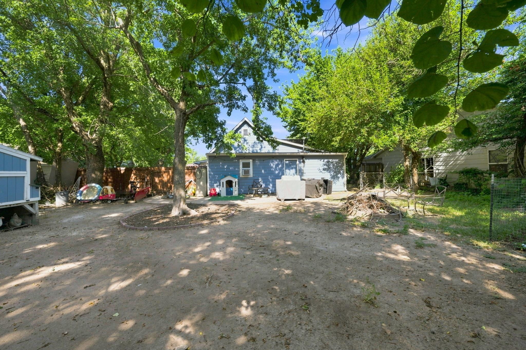 752 N Mount Carmel Ave Property Photo 21