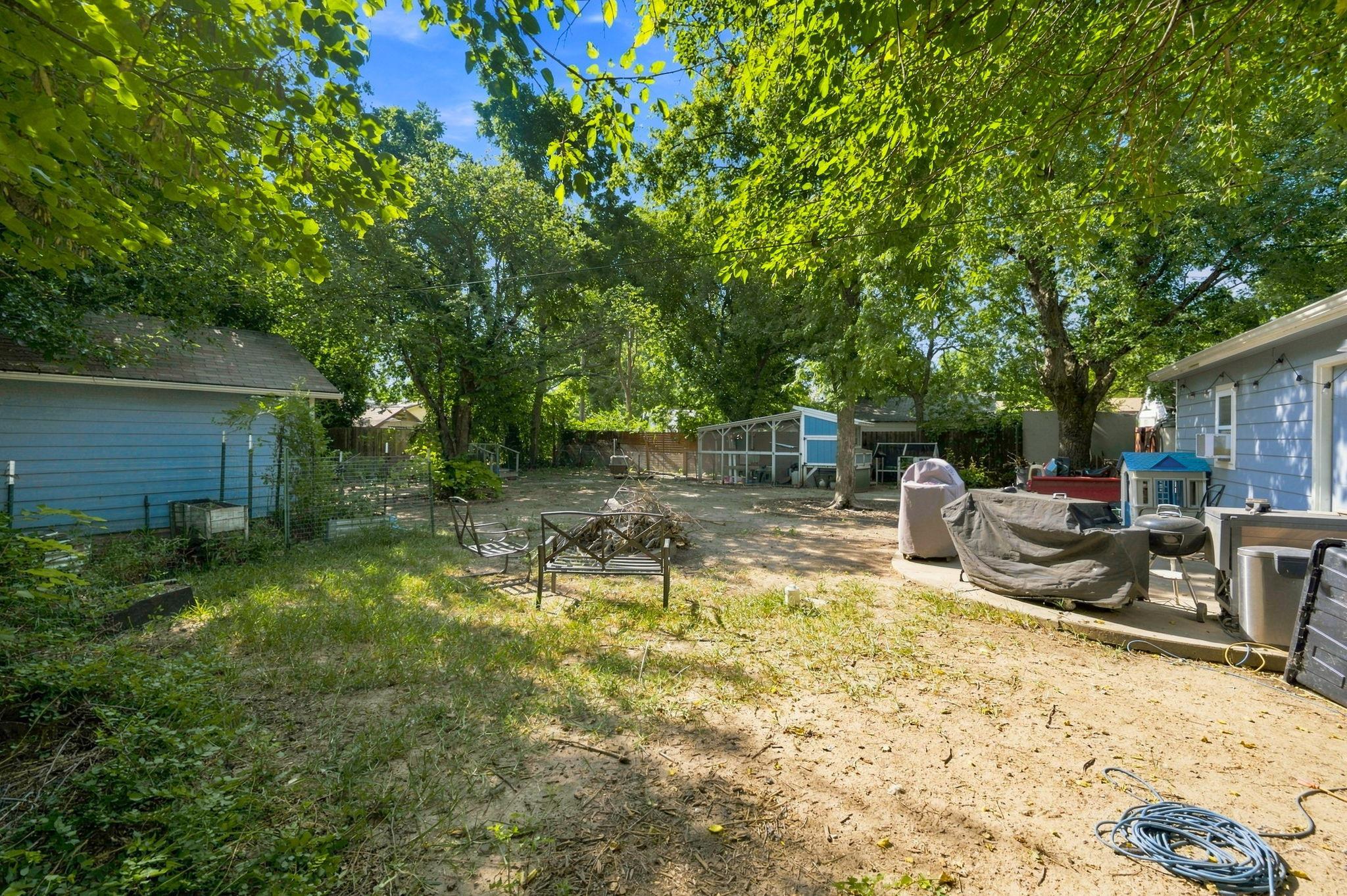 752 N Mount Carmel Ave Property Photo 23