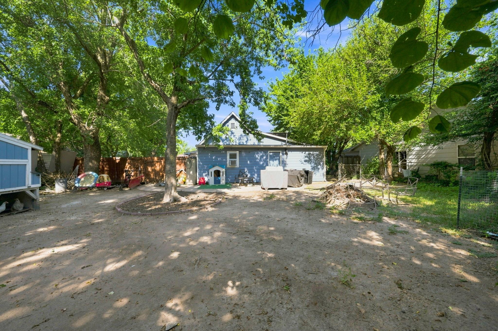 752 N Mount Carmel Ave Property Photo 24