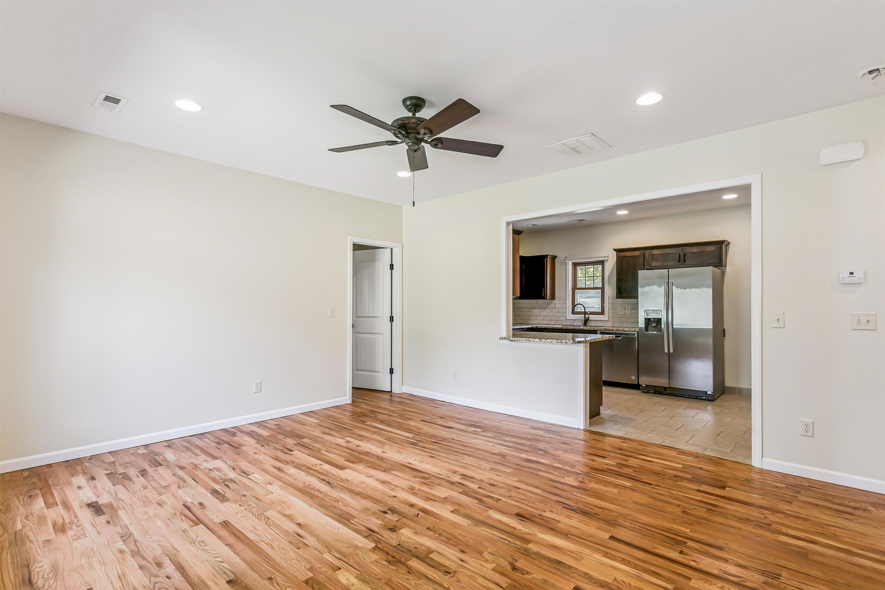 609 W Russell Property Photo 2