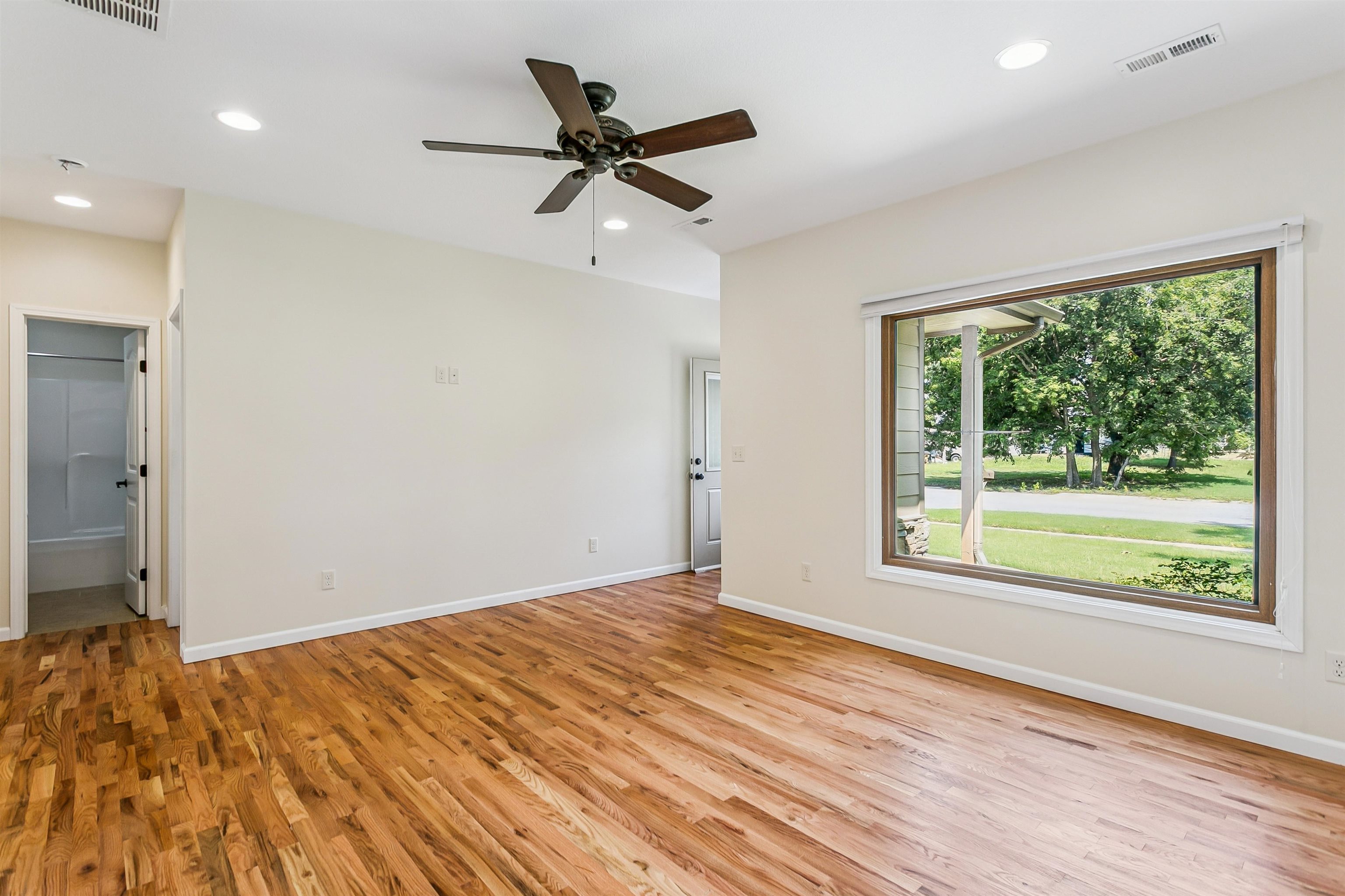 609 W Russell Property Photo 3