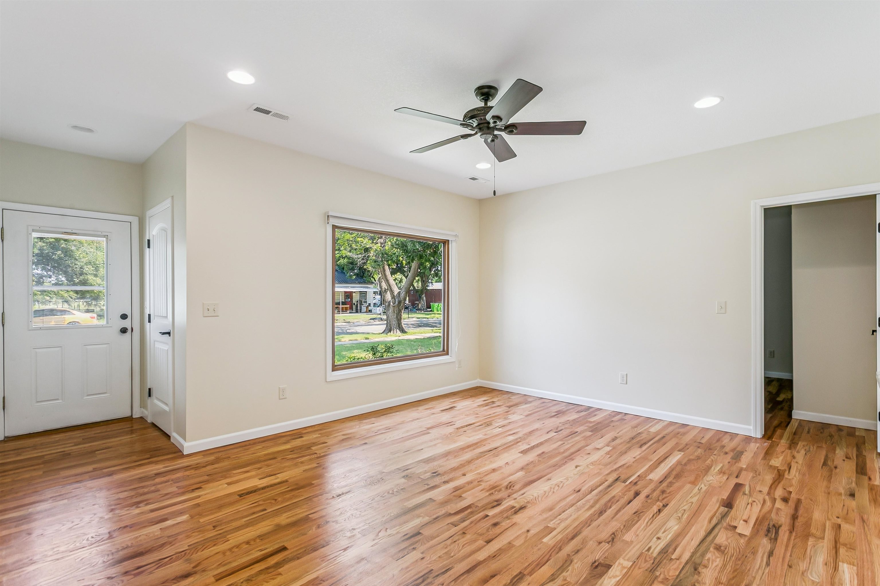 609 W Russell Property Photo 4