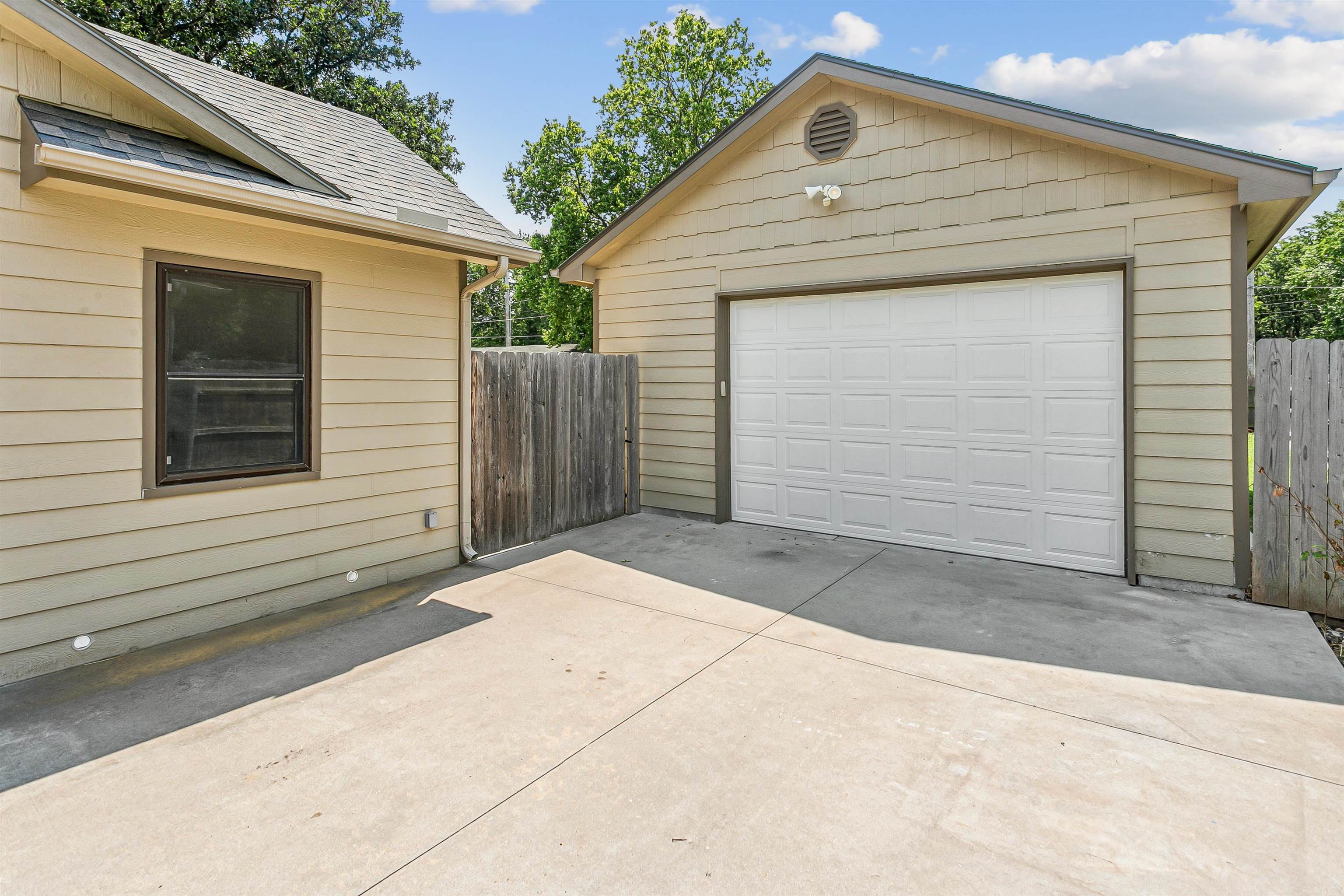 609 W Russell Property Photo 17