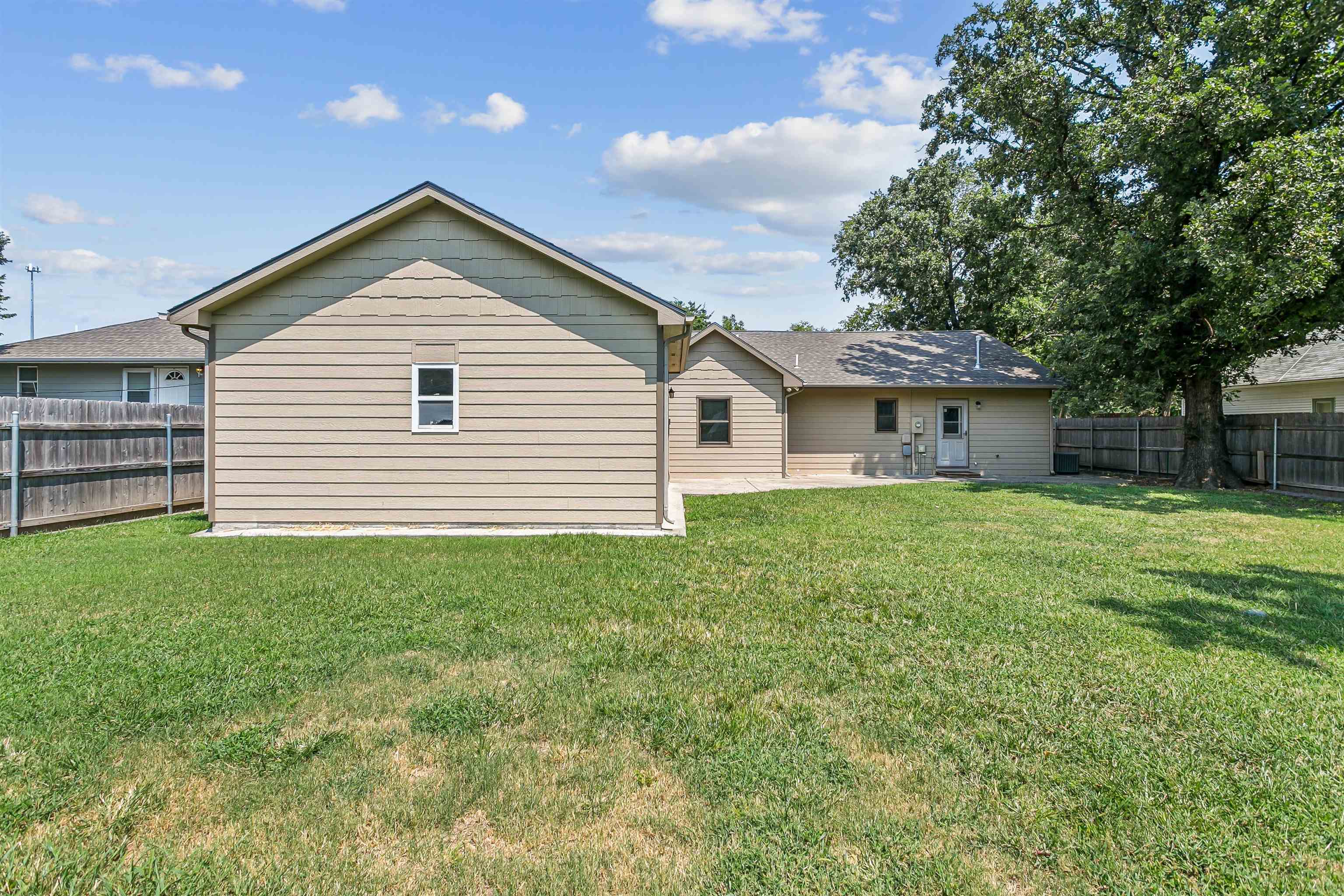 609 W Russell Property Photo 18