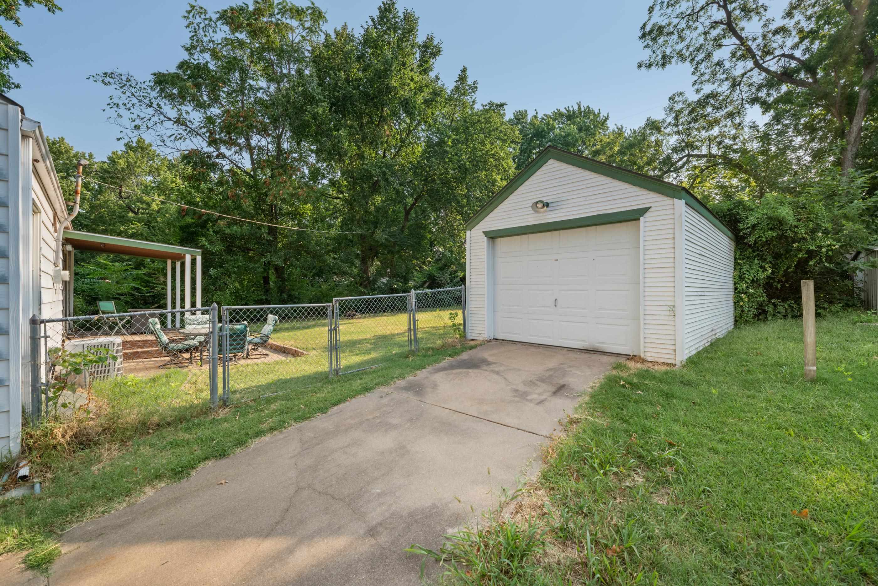 938 S Holyoke Property Photo 33